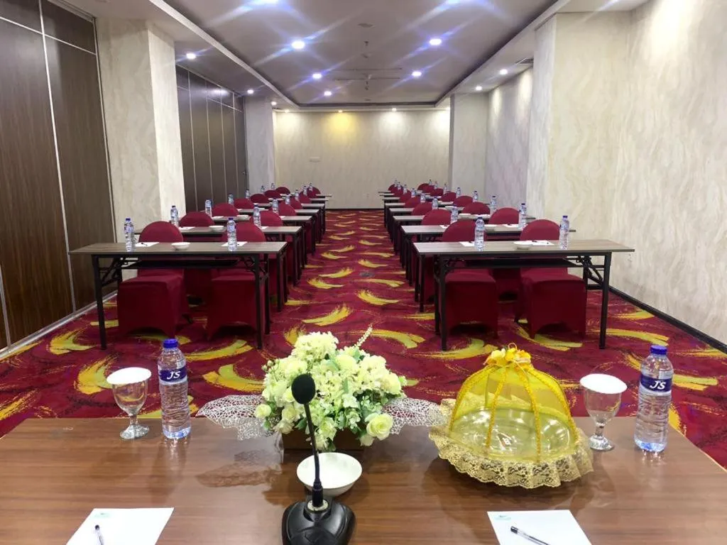 Meeting/conference room in Travellers Hotel Phinisi