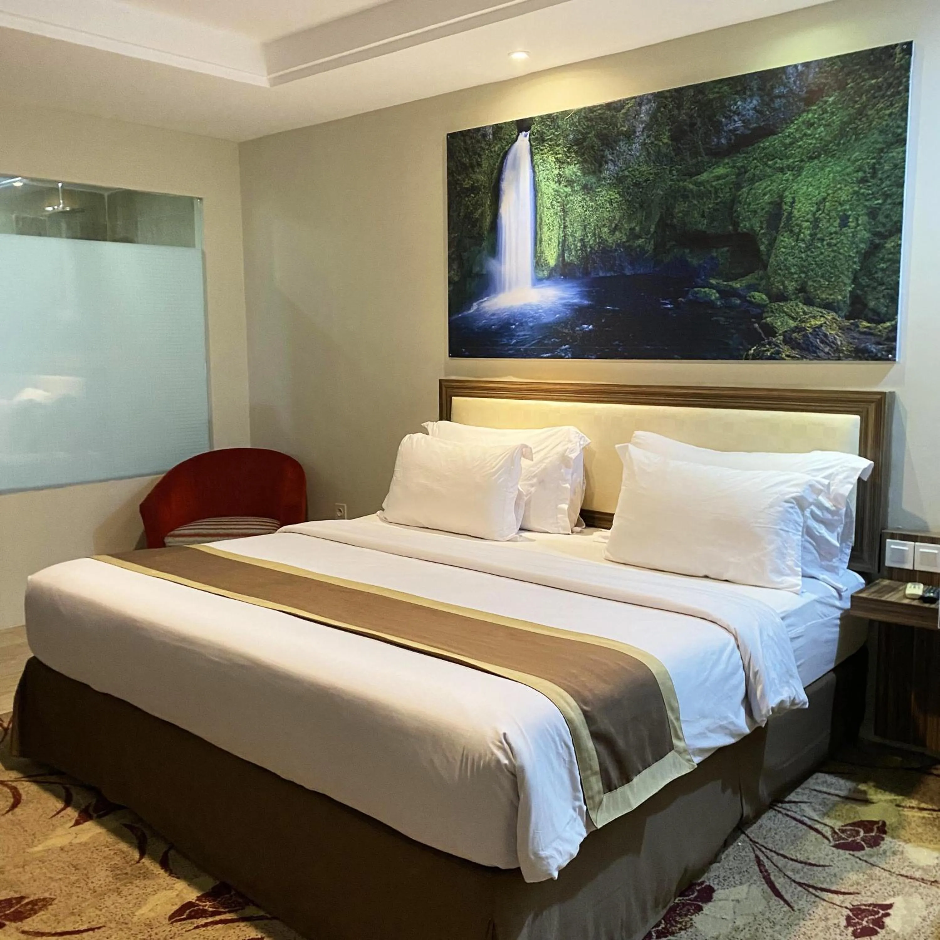 Bed in Travellers Hotel Phinisi