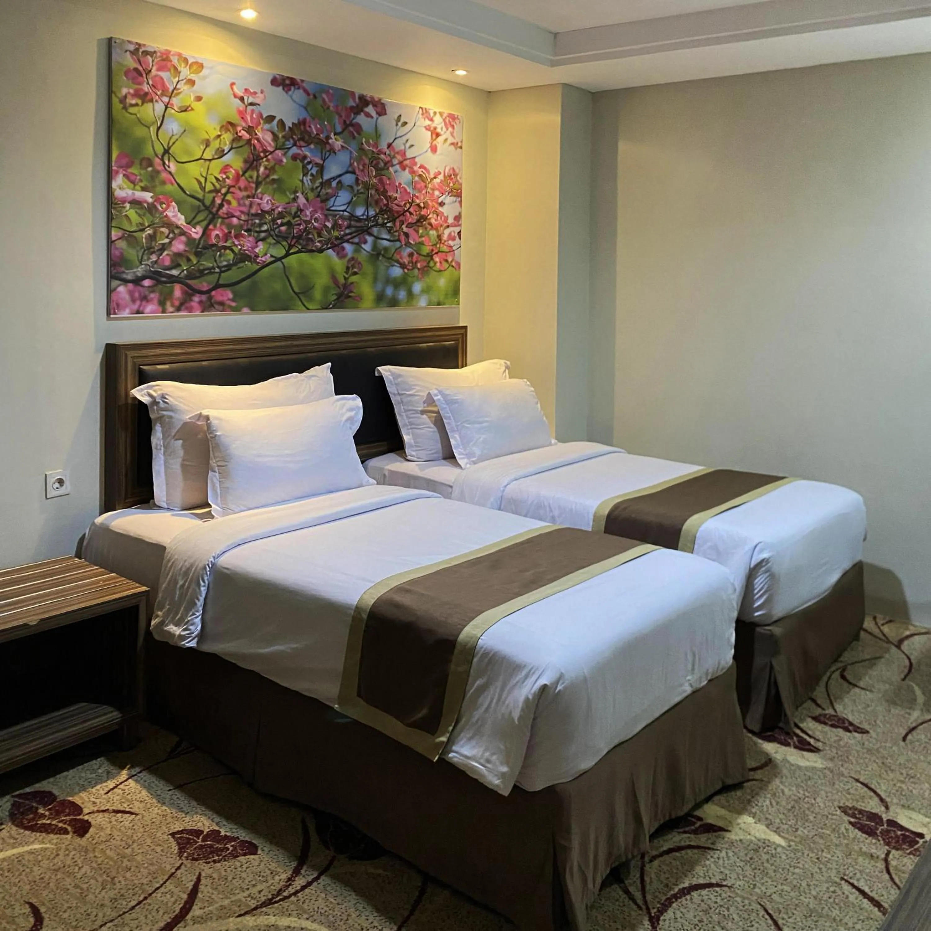 Bedroom, Bed in Travellers Hotel Phinisi