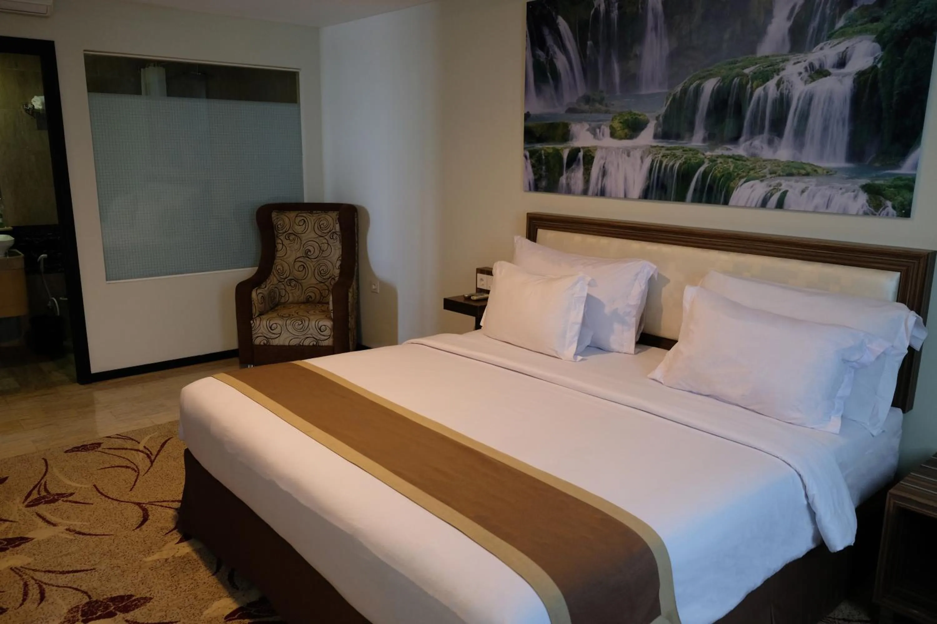 Bedroom, Bed in Travellers Hotel Phinisi