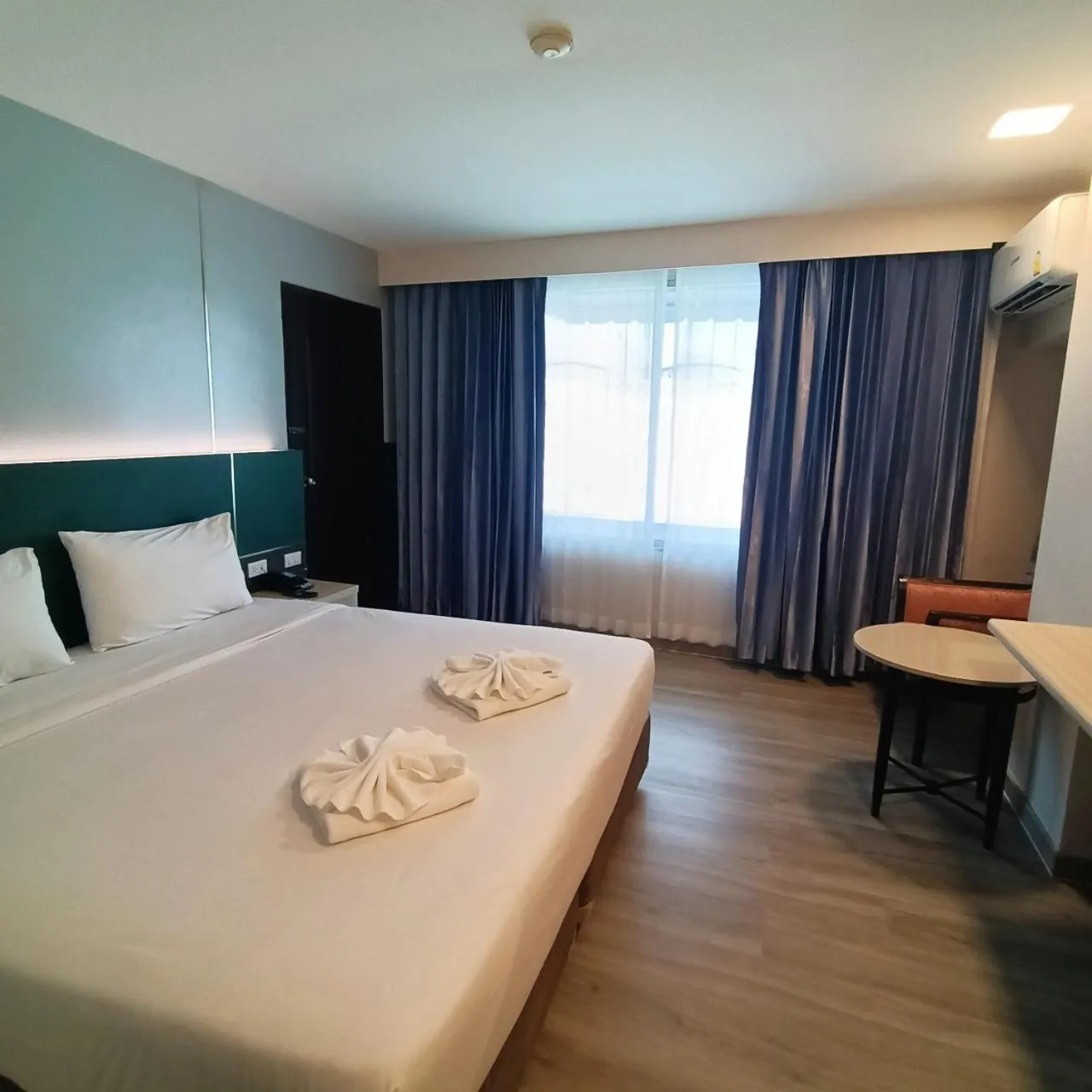 towels, Bed in Mayflower Grande Hotel Phitsanulok