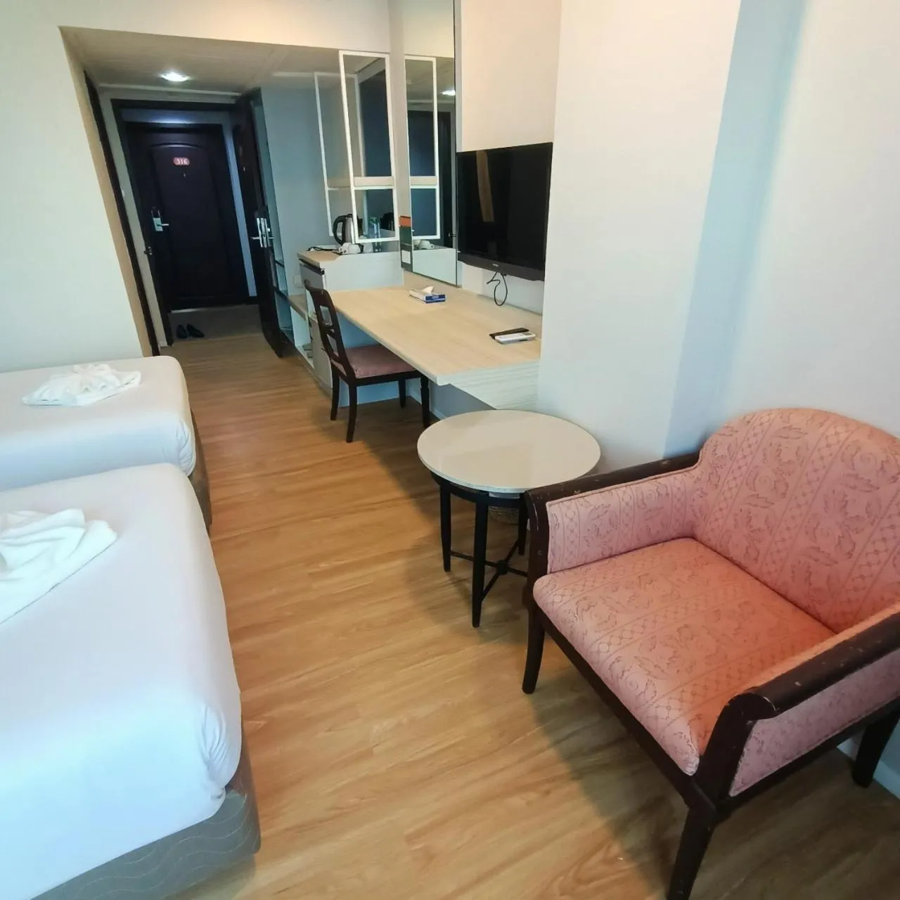 Seating area, Bed in Mayflower Grande Hotel Phitsanulok