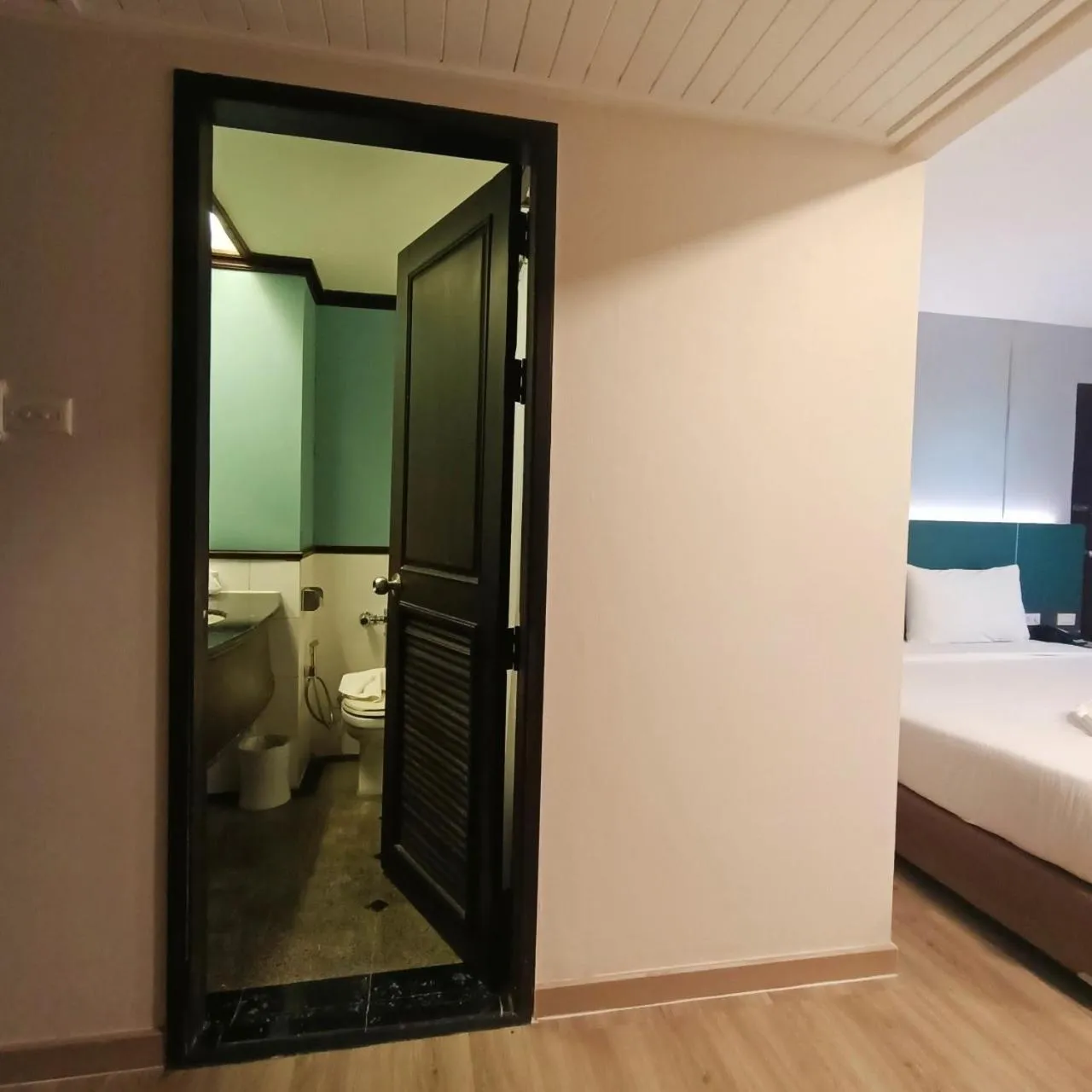 Shower, Bed in Mayflower Grande Hotel Phitsanulok