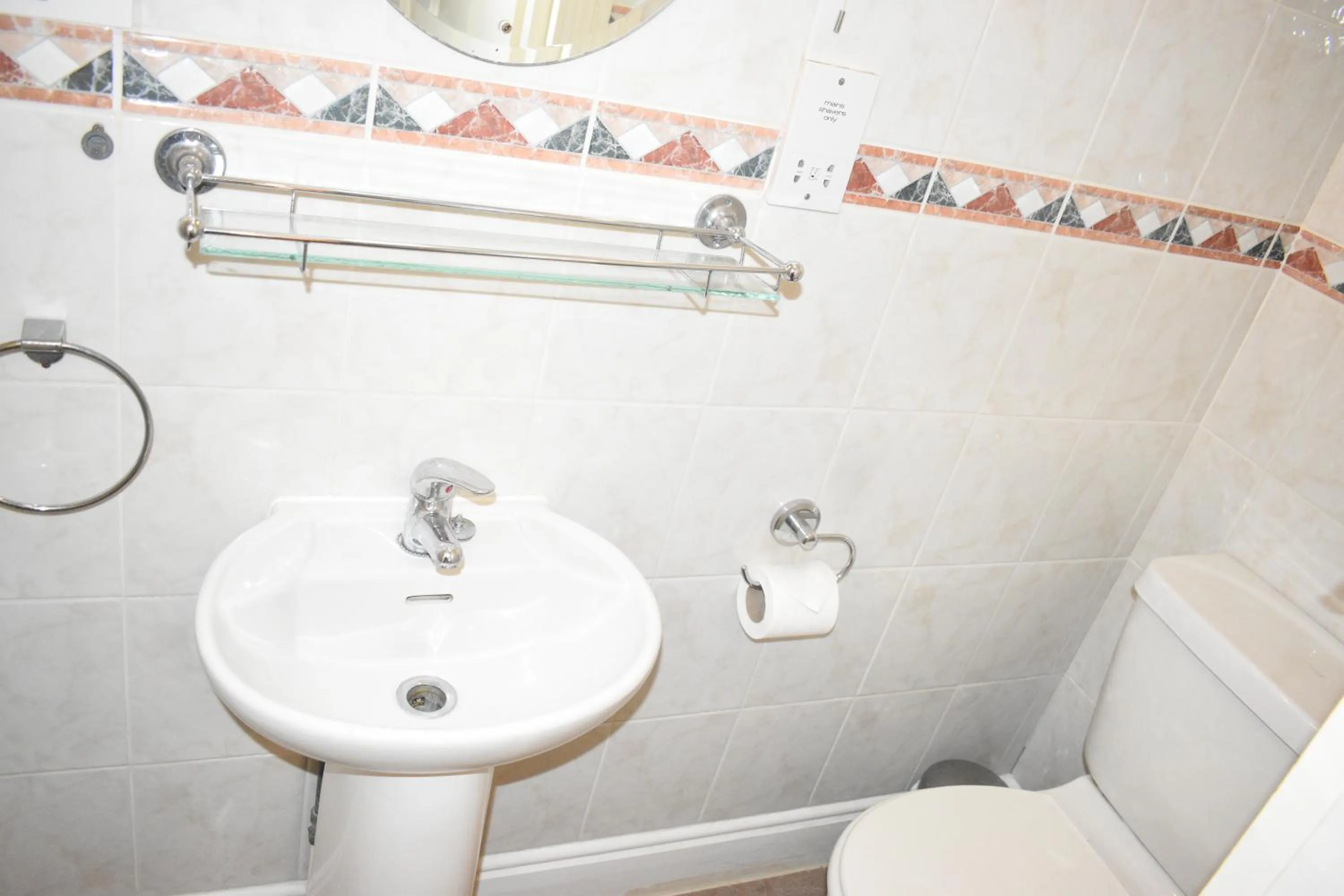 Toilet in Pickwicks Guest House