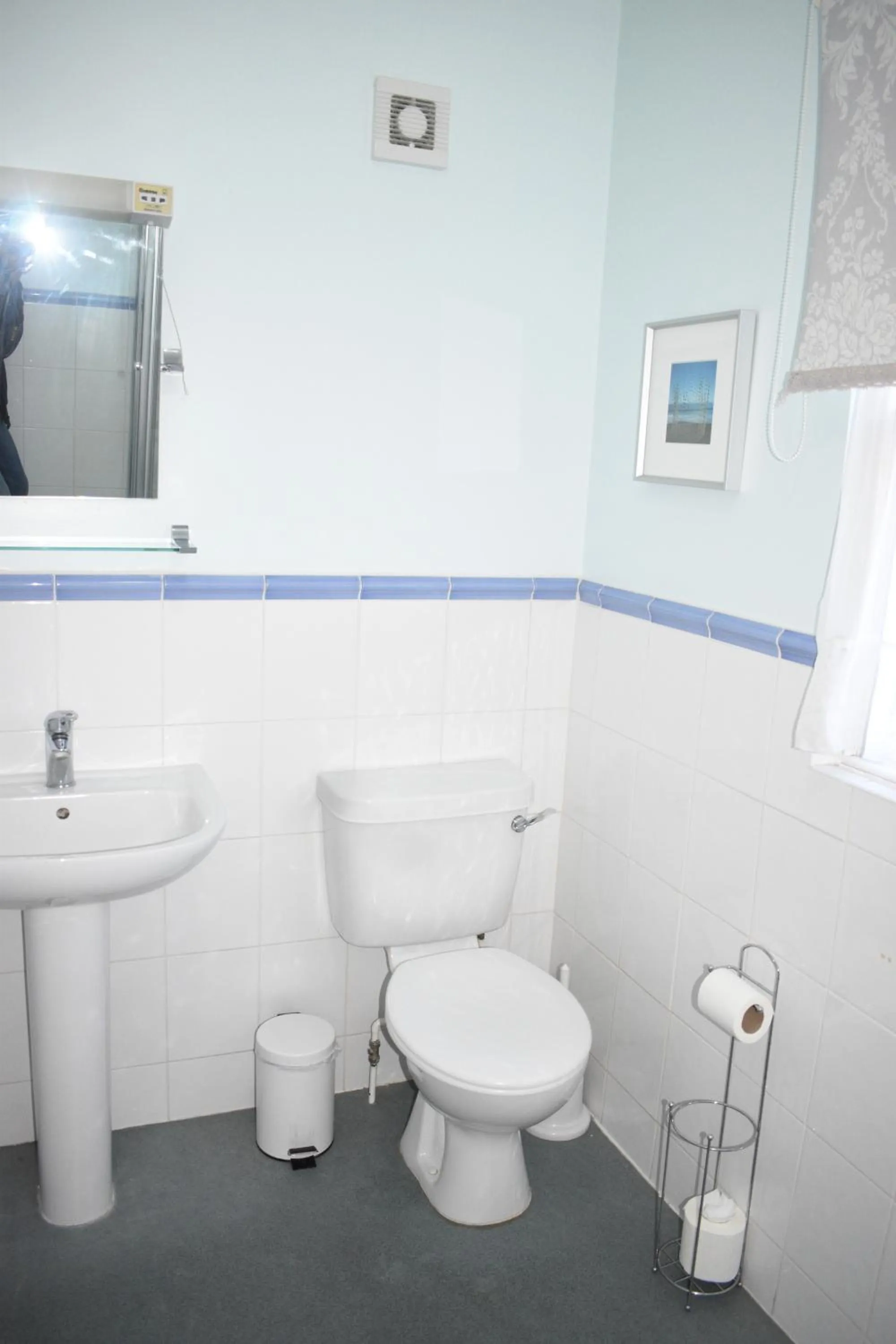 Toilet in Pickwicks Guest House