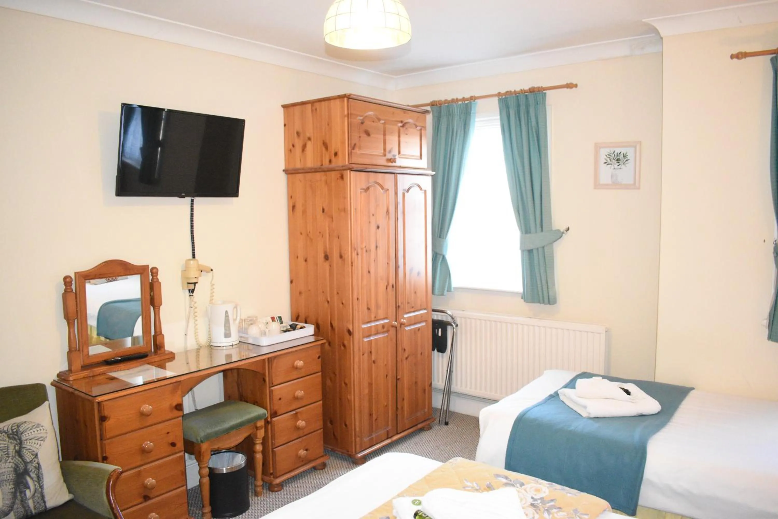 hair dresser, Bed in Pickwicks Guest House