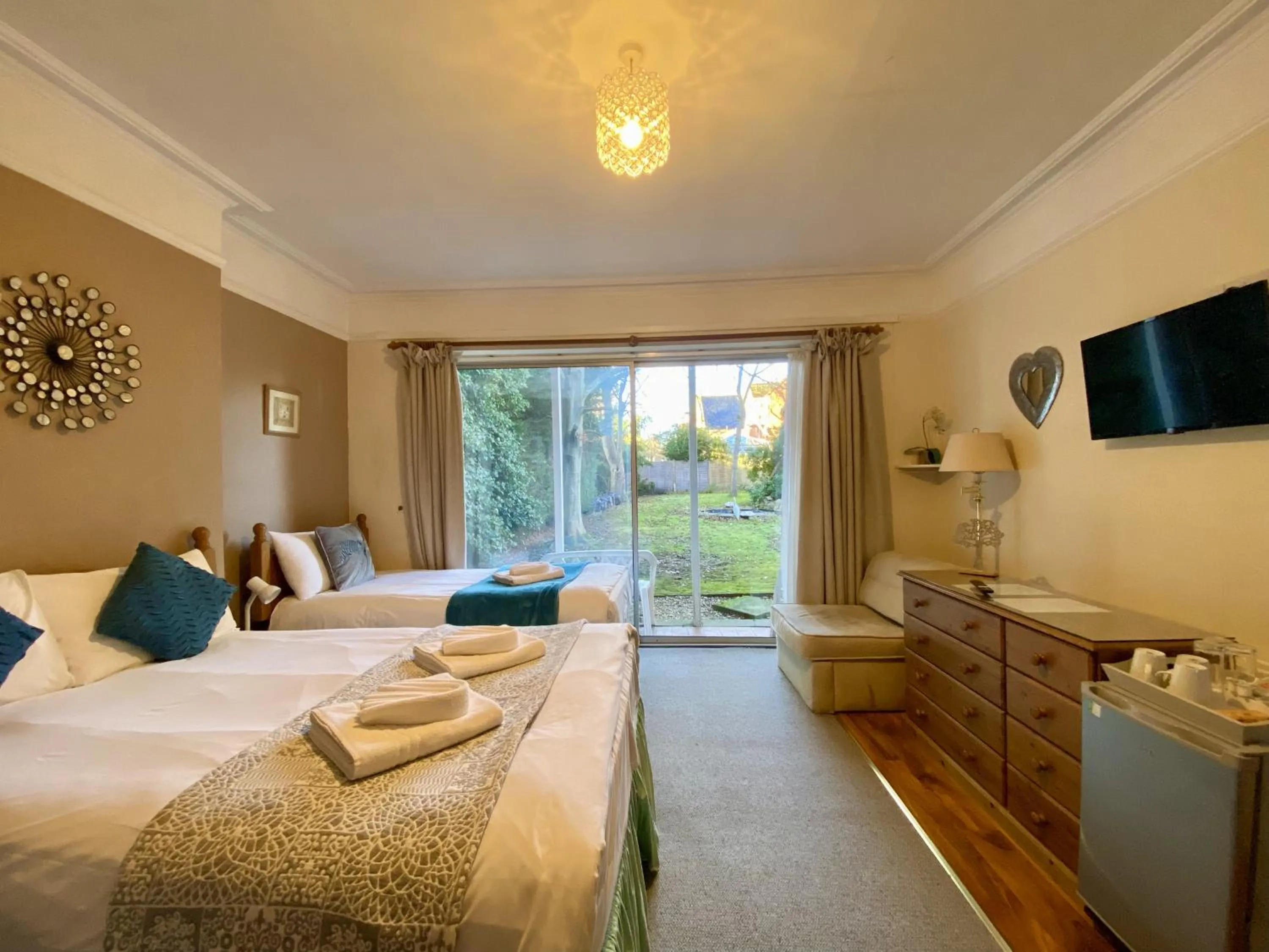 Garden, Bed in Pickwicks Guest House