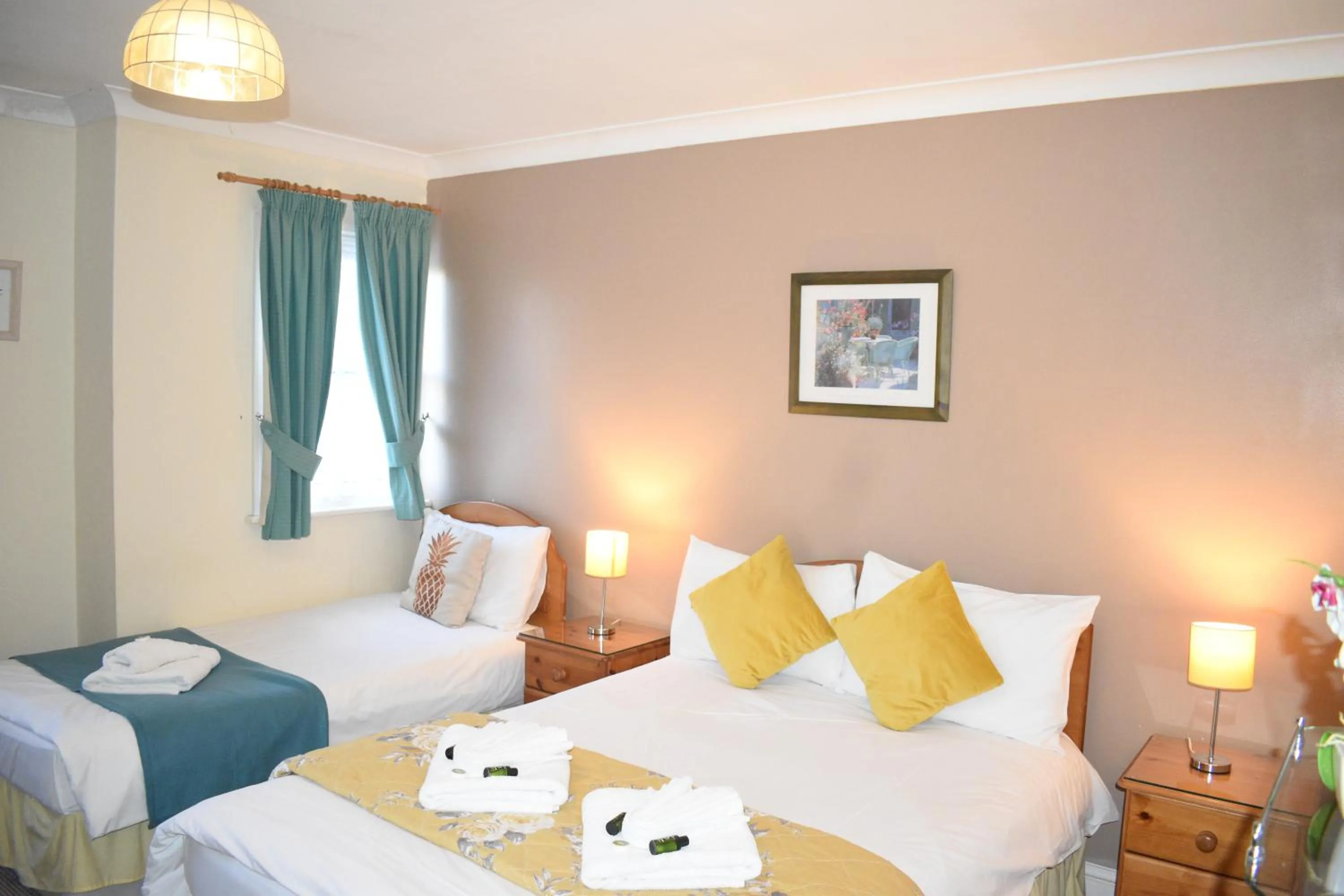 Bedroom, Bed in Pickwicks Guest House