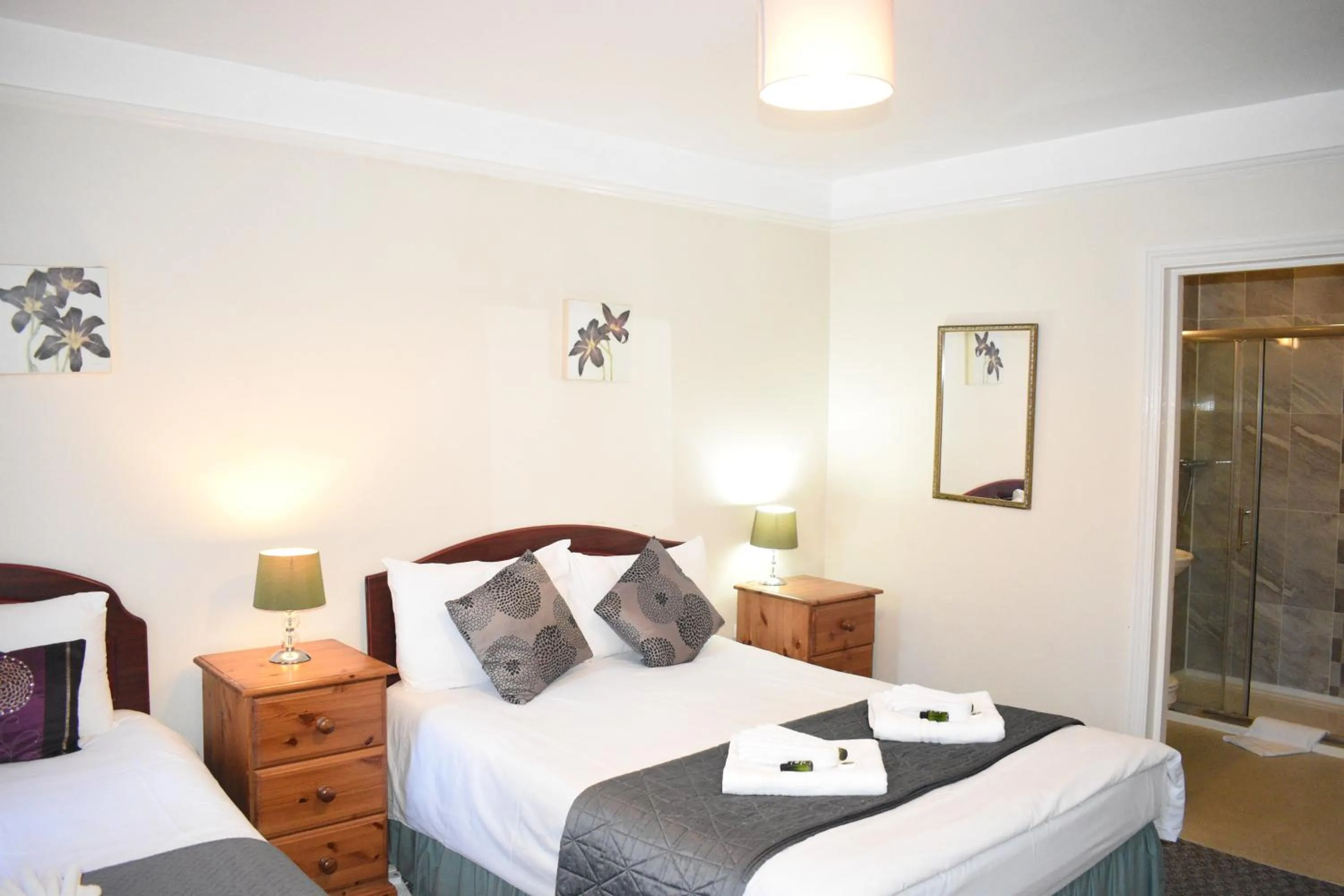 Bedroom, Bed in Pickwicks Guest House