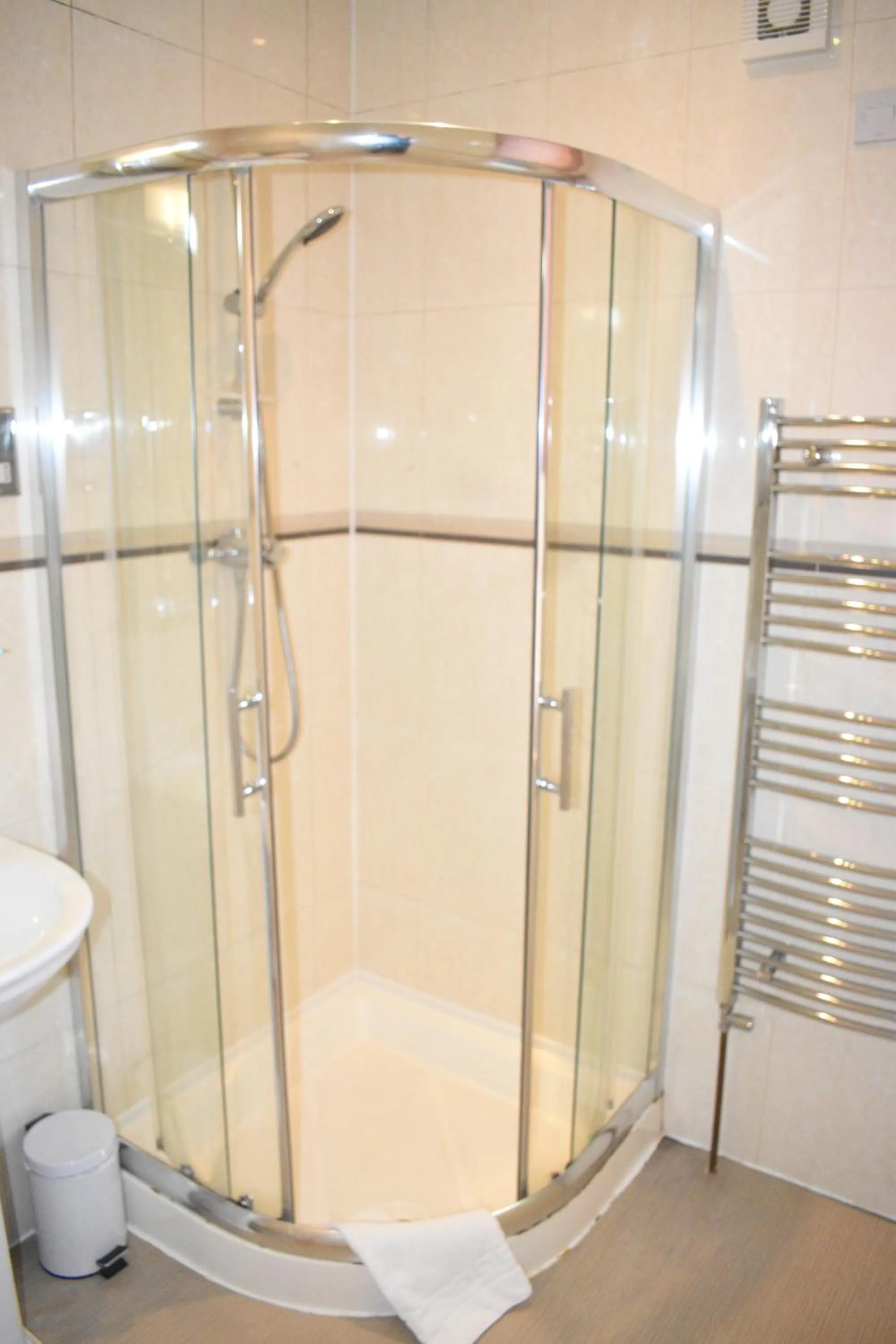 Toilet in Pickwicks Guest House