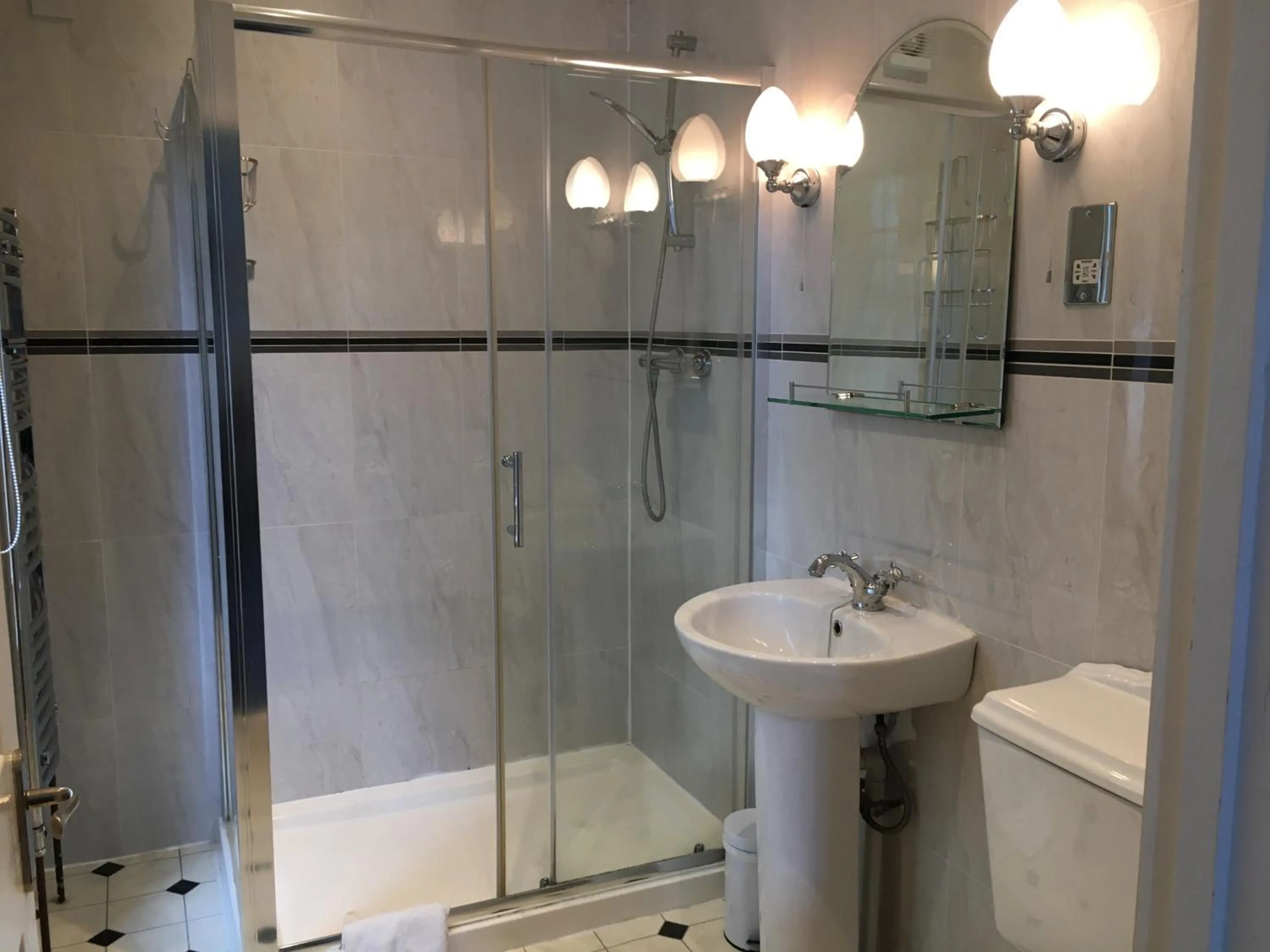 Shower in Pickwicks Guest House