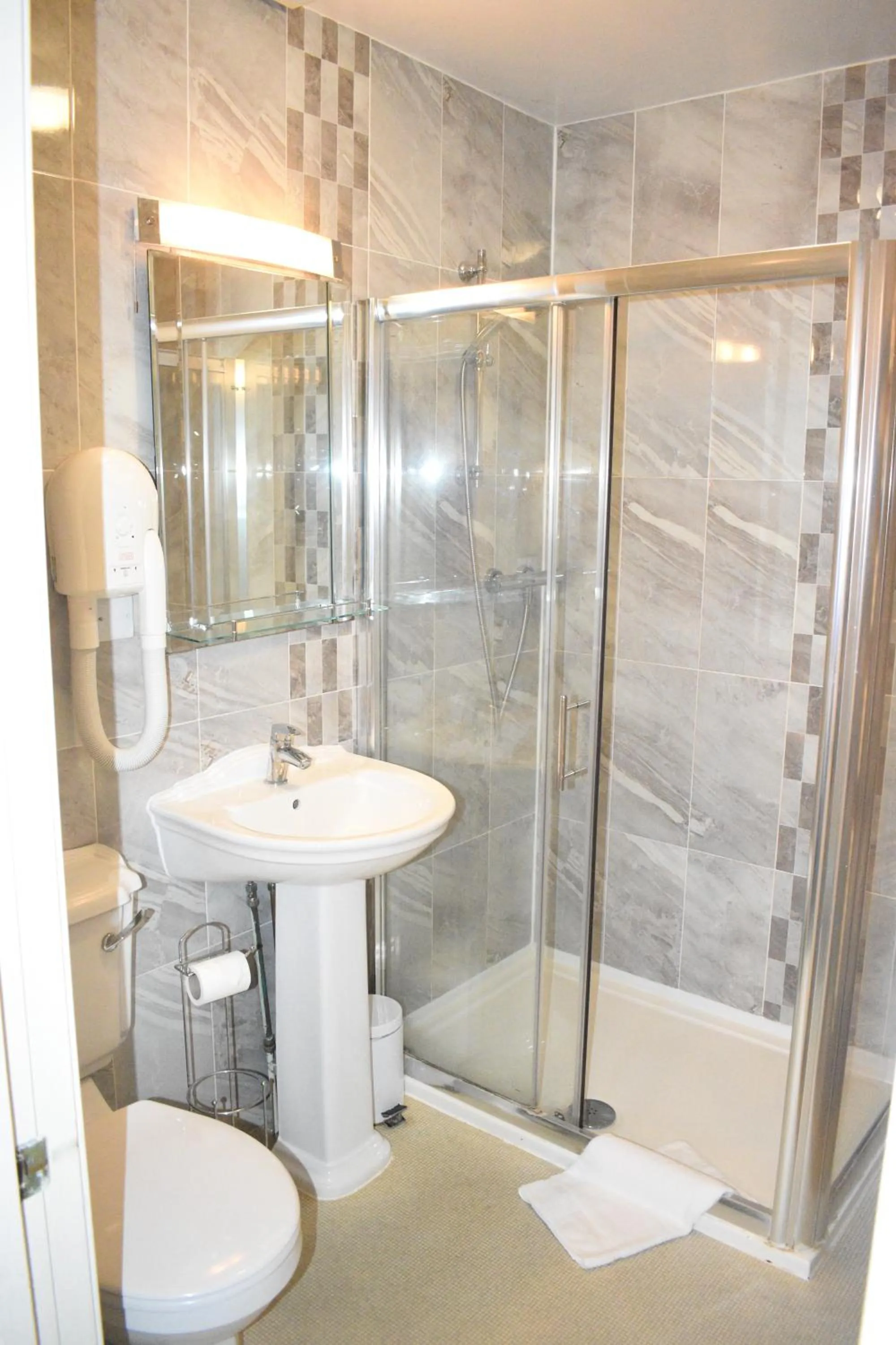 Toilet in Pickwicks Guest House