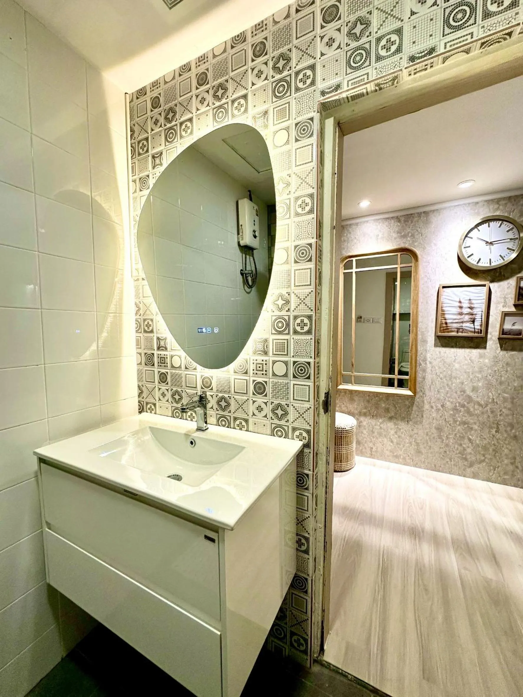 Shower, Bed in Dragon River Avenue