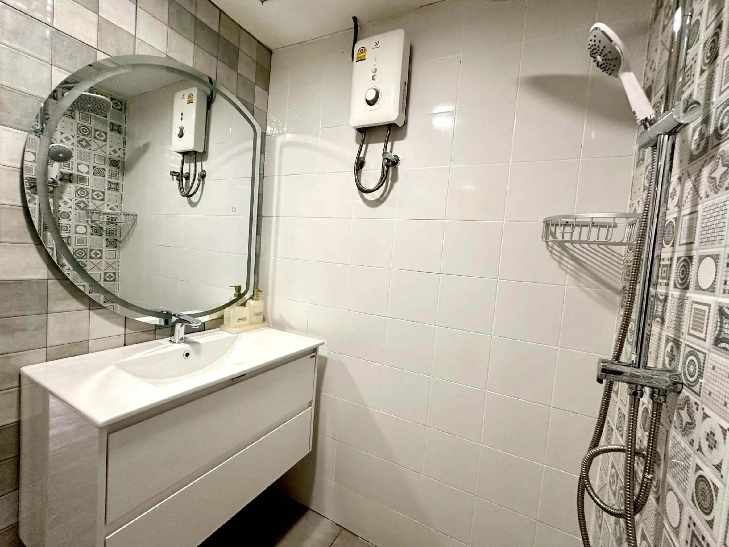 Shower in Dragon River Avenue