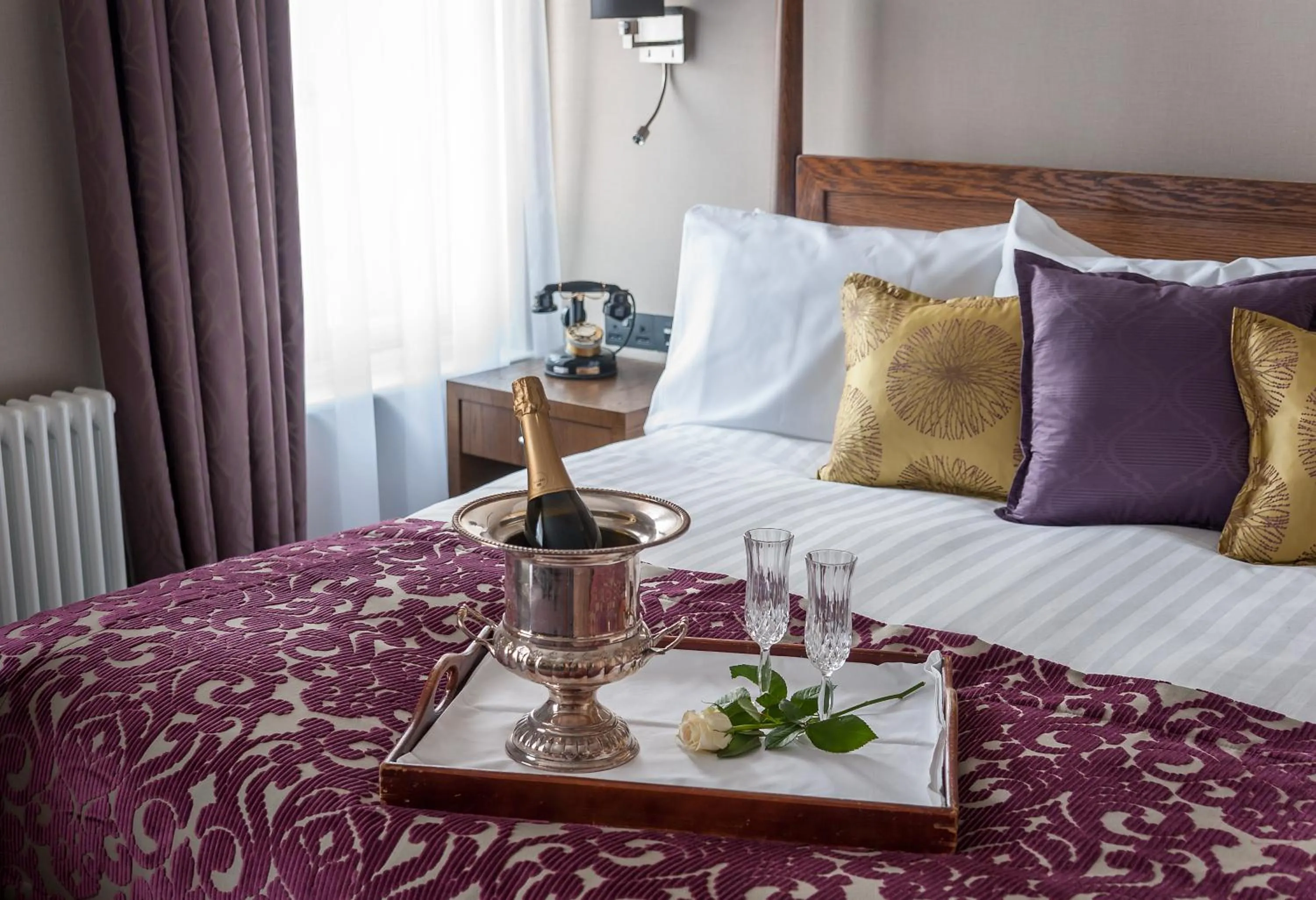 Bedroom, Bed in Bishop's Gate Hotel