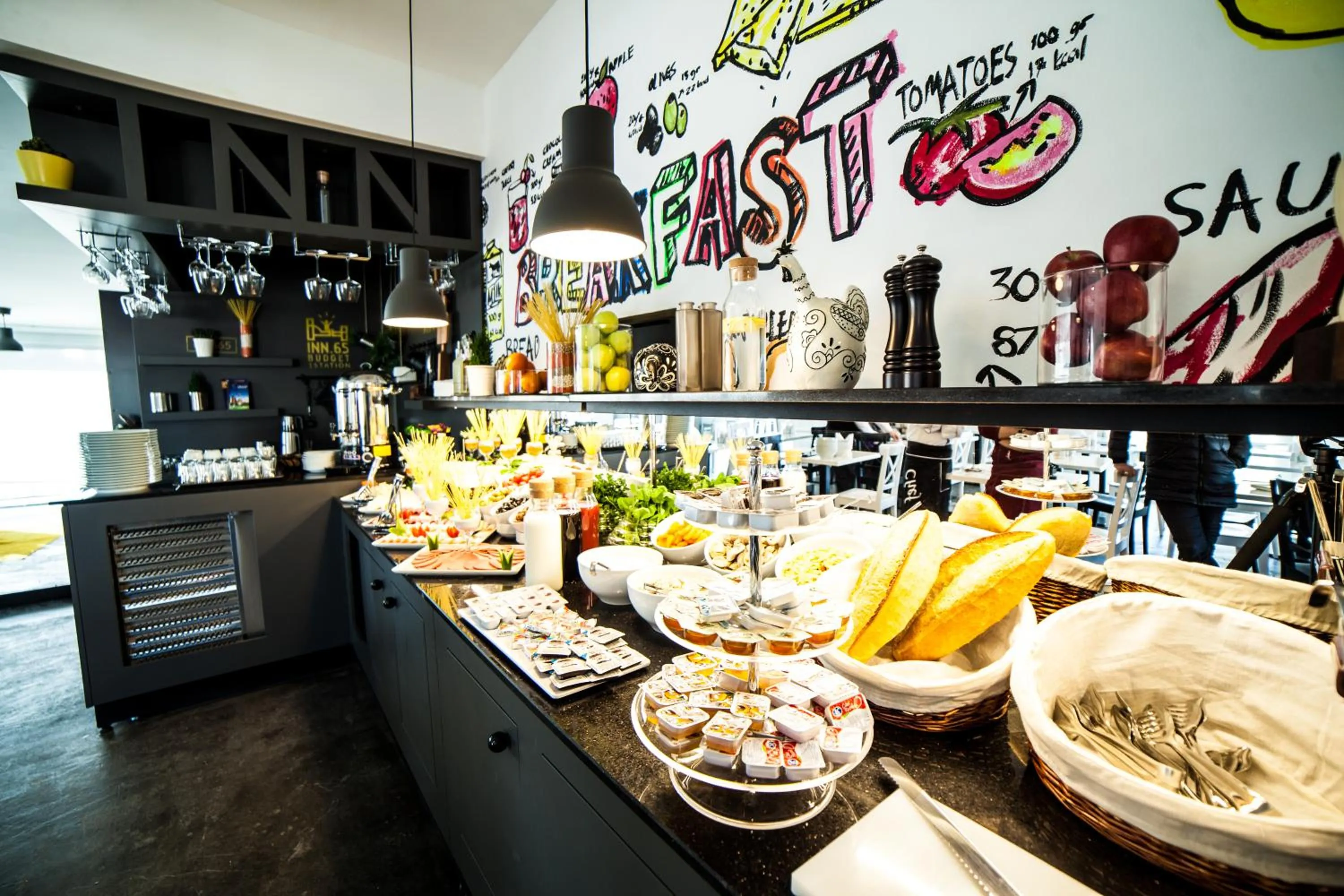 Restaurant/places to eat in Inn 65 Budget