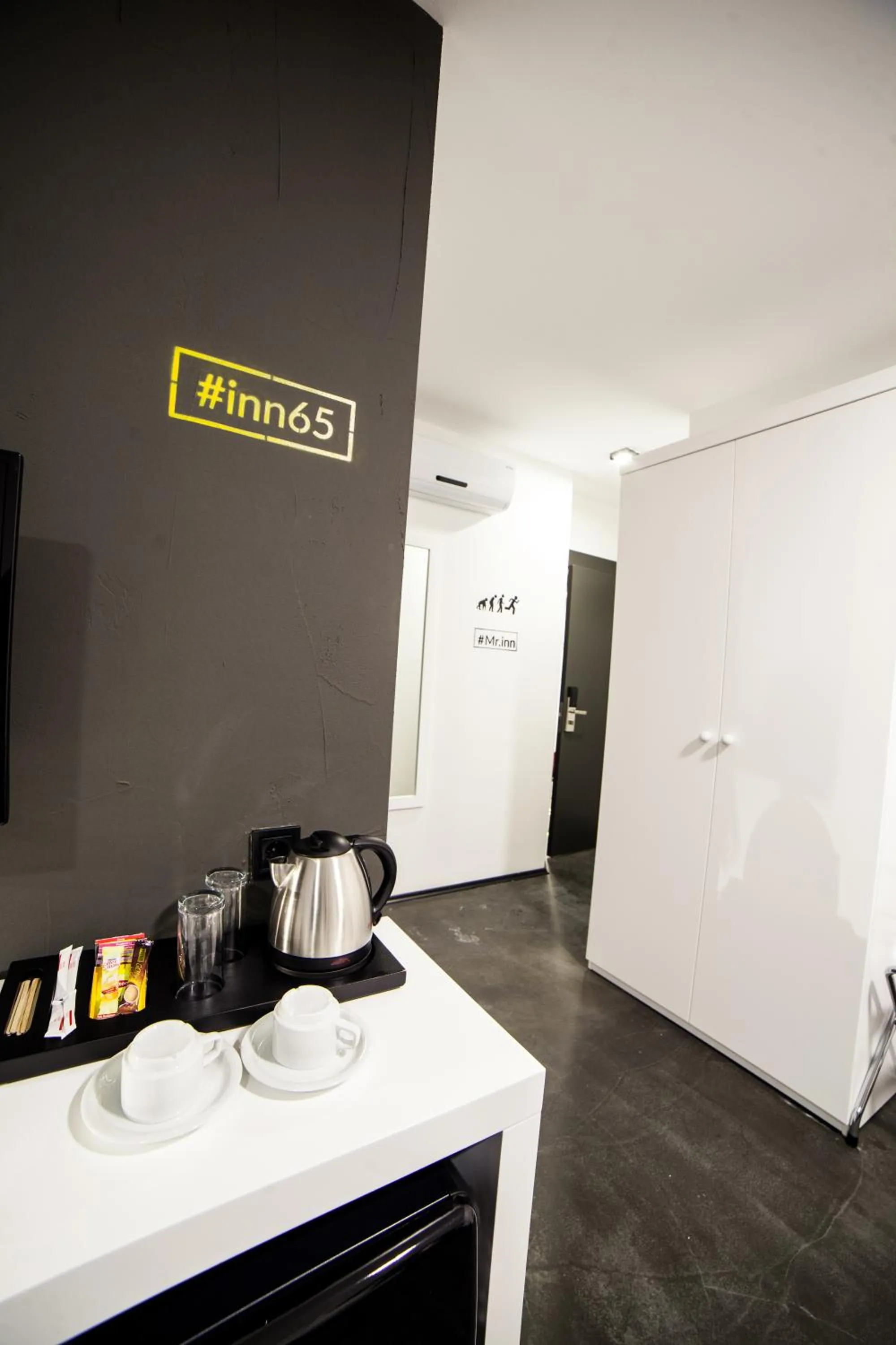 Coffee/tea facilities, Kitchen/Kitchenette in Inn 65 Budget