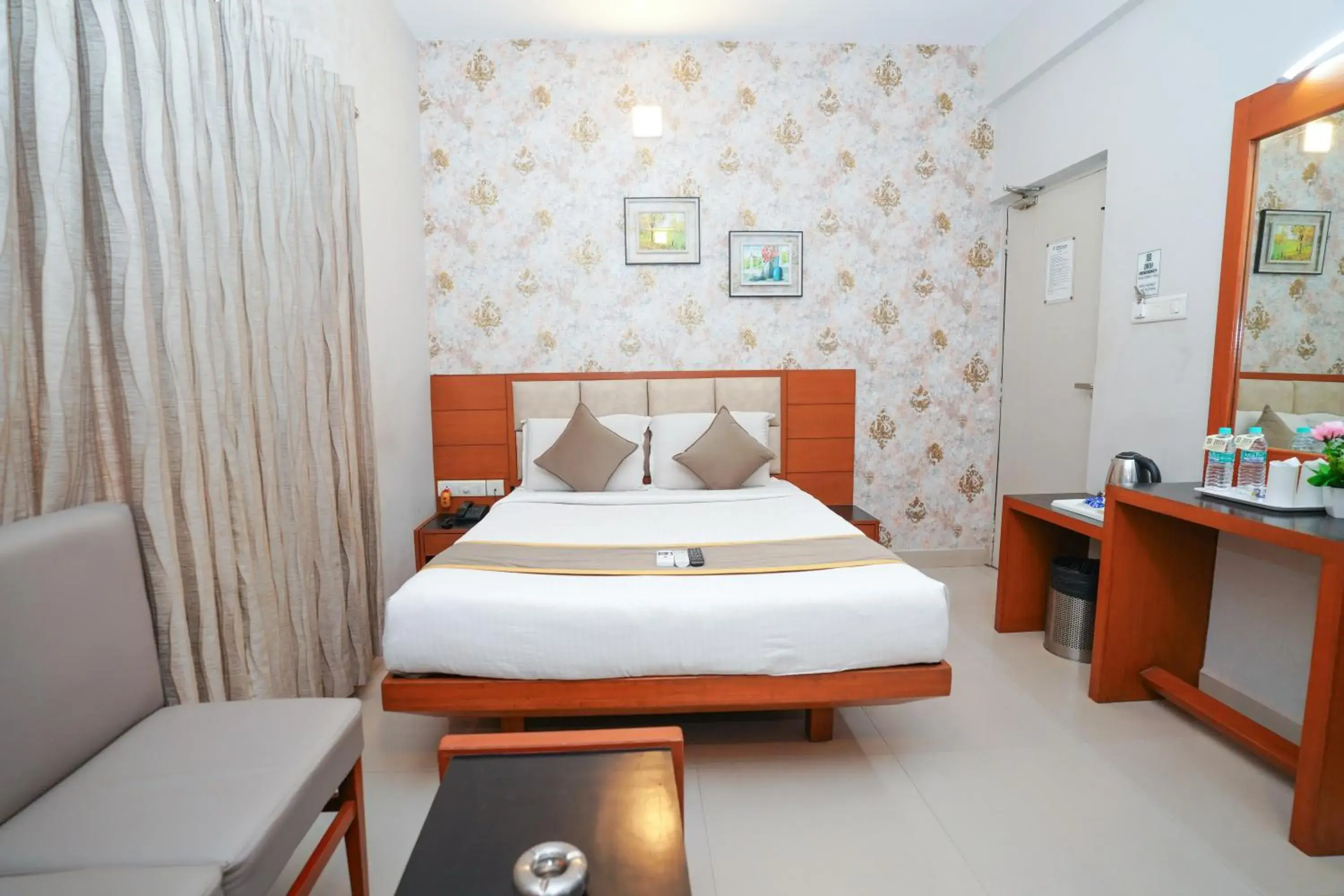 Deluxe Double Room in Zaith Residency Near US Consulate & Apollo hospitals Deluxe Double Room in Zaith Residency Near US Consulate & Apollo hospitals