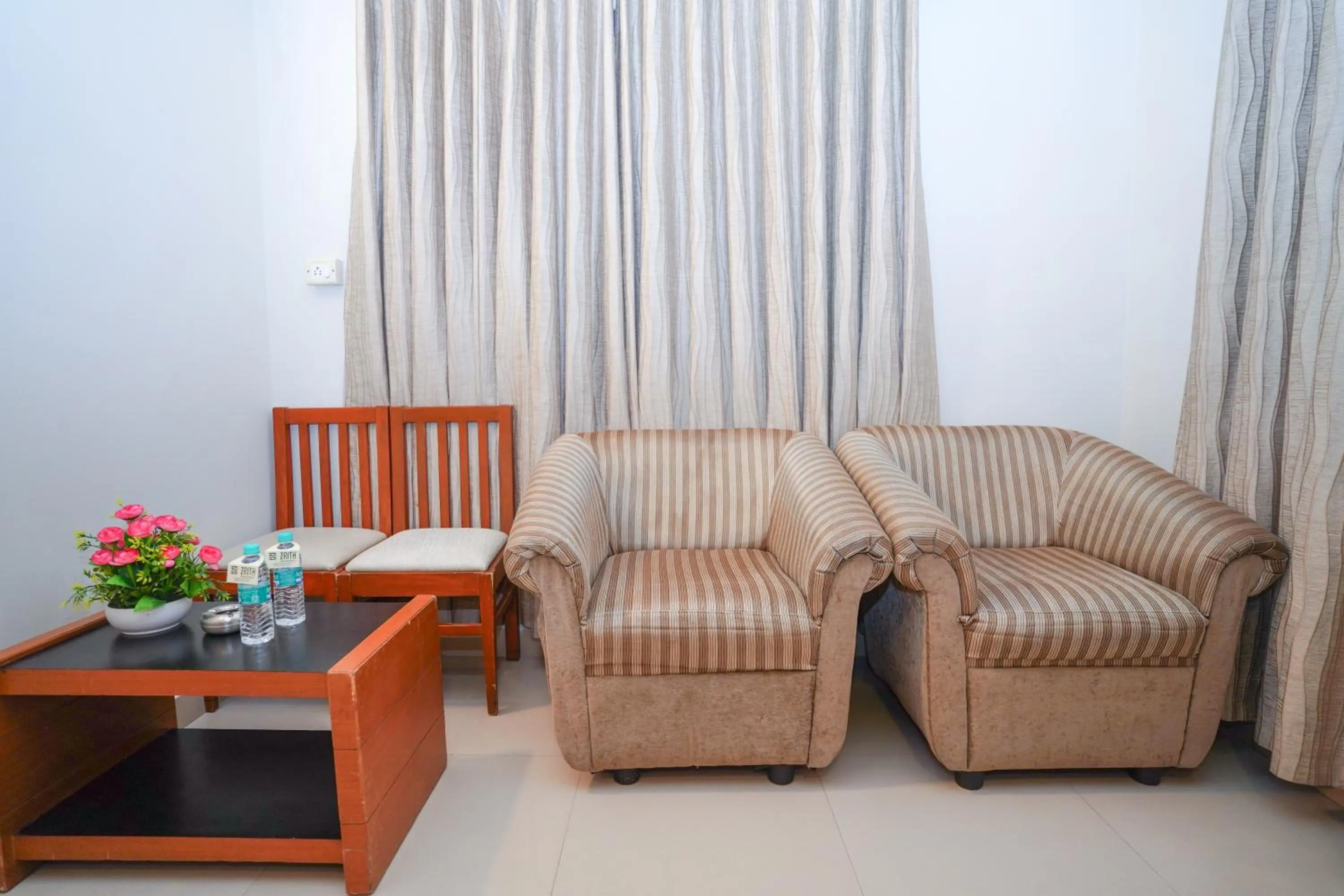 Living room in Zaith Residency Near US Consulate & Apollo hospitals