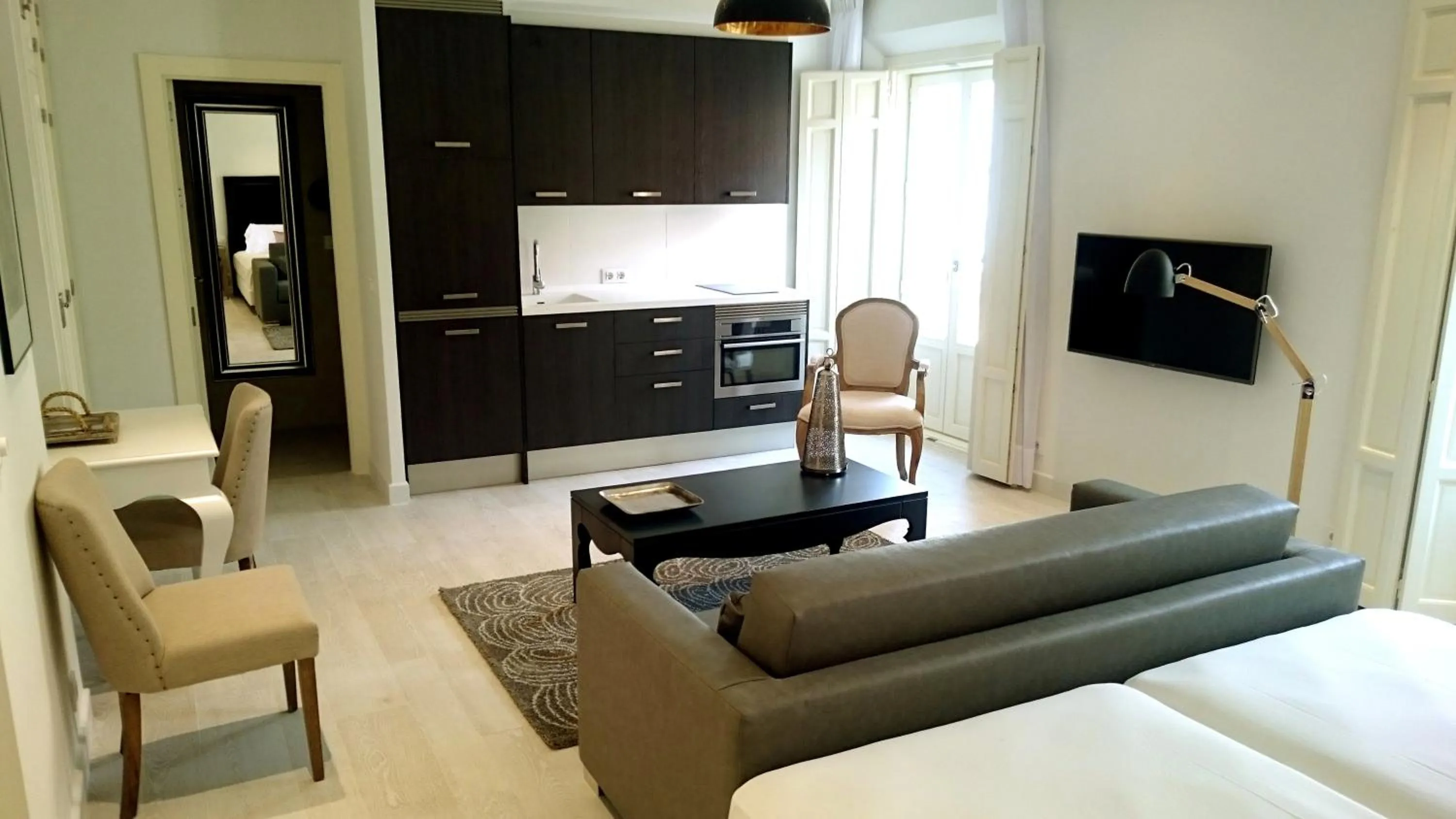 Kitchen or kitchenette, Bed in El Armador Casa Palacio by Luxury Suites Cádiz