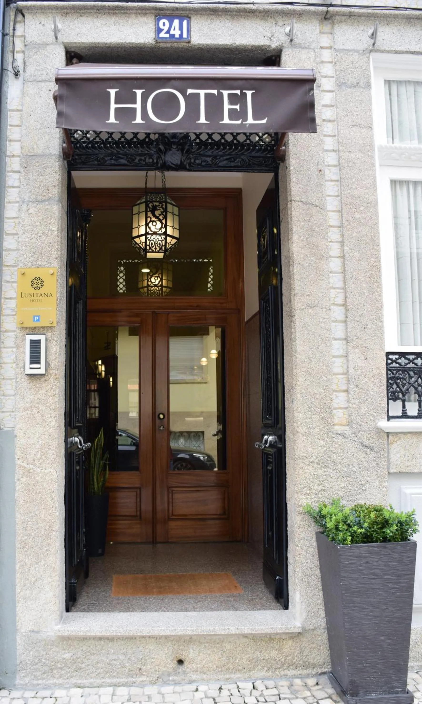 Facade/entrance in Lusitana Hotel