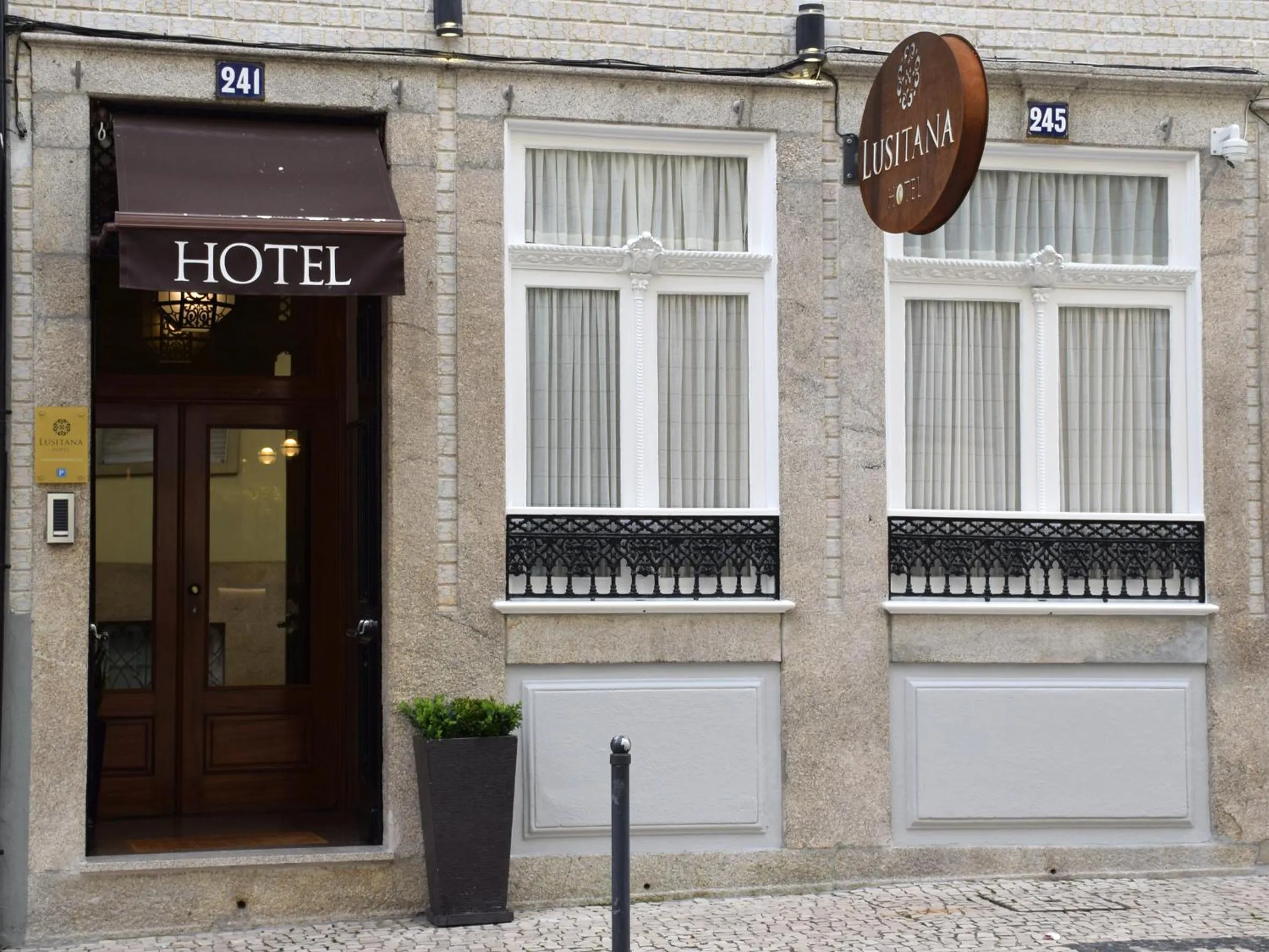 Facade/entrance in Lusitana Hotel