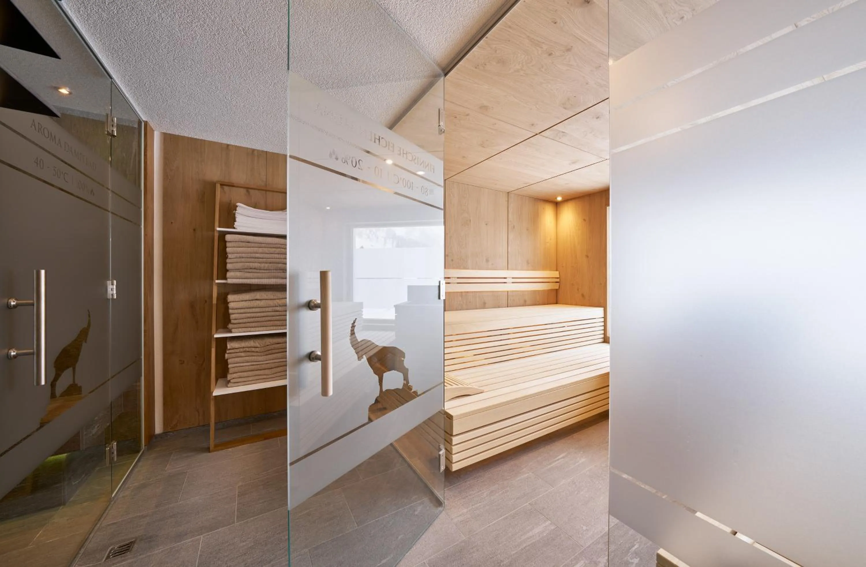 Sauna, Bed in Aparthotel Grischuna