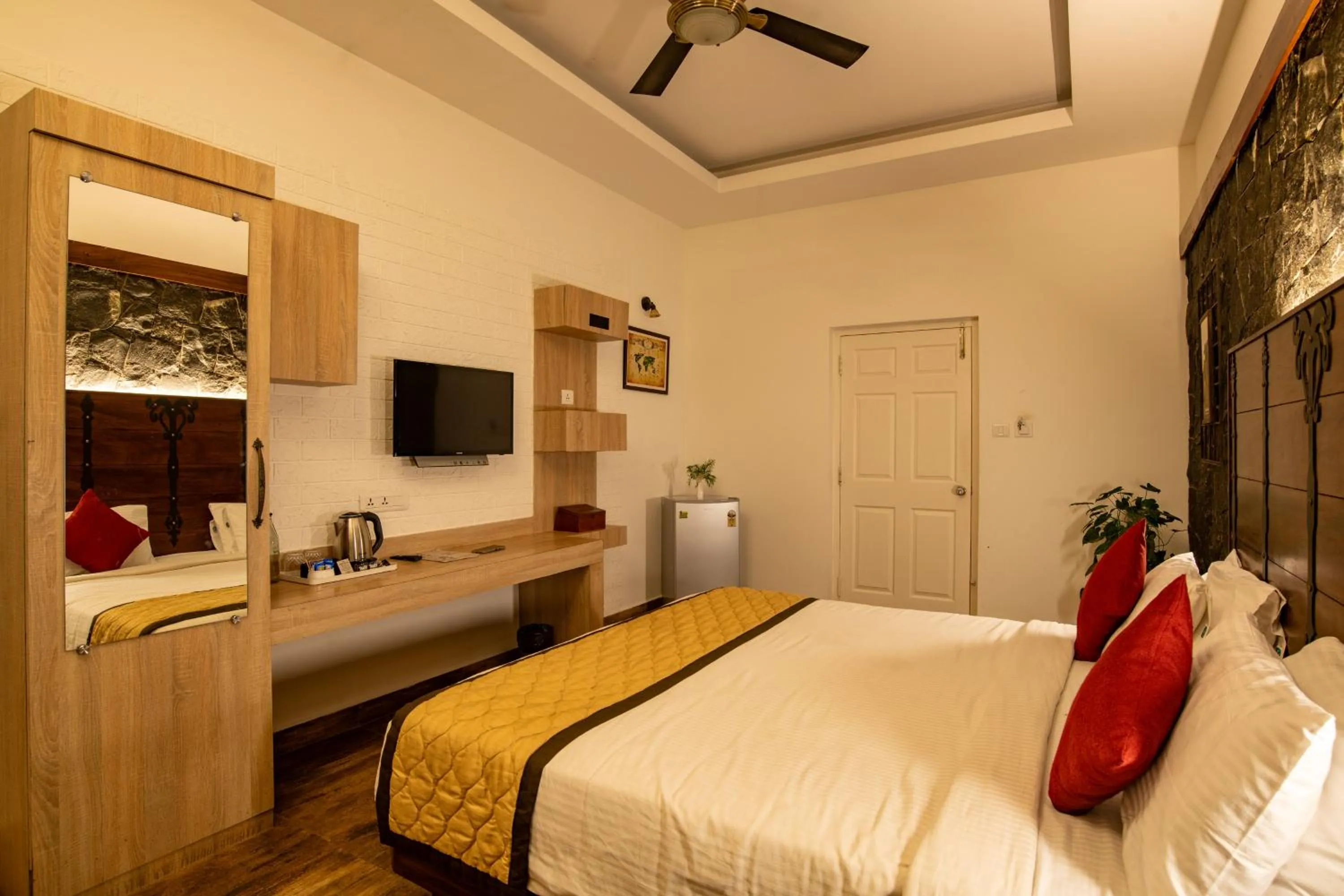 Photo of the whole room, Bed in Tea Harvester