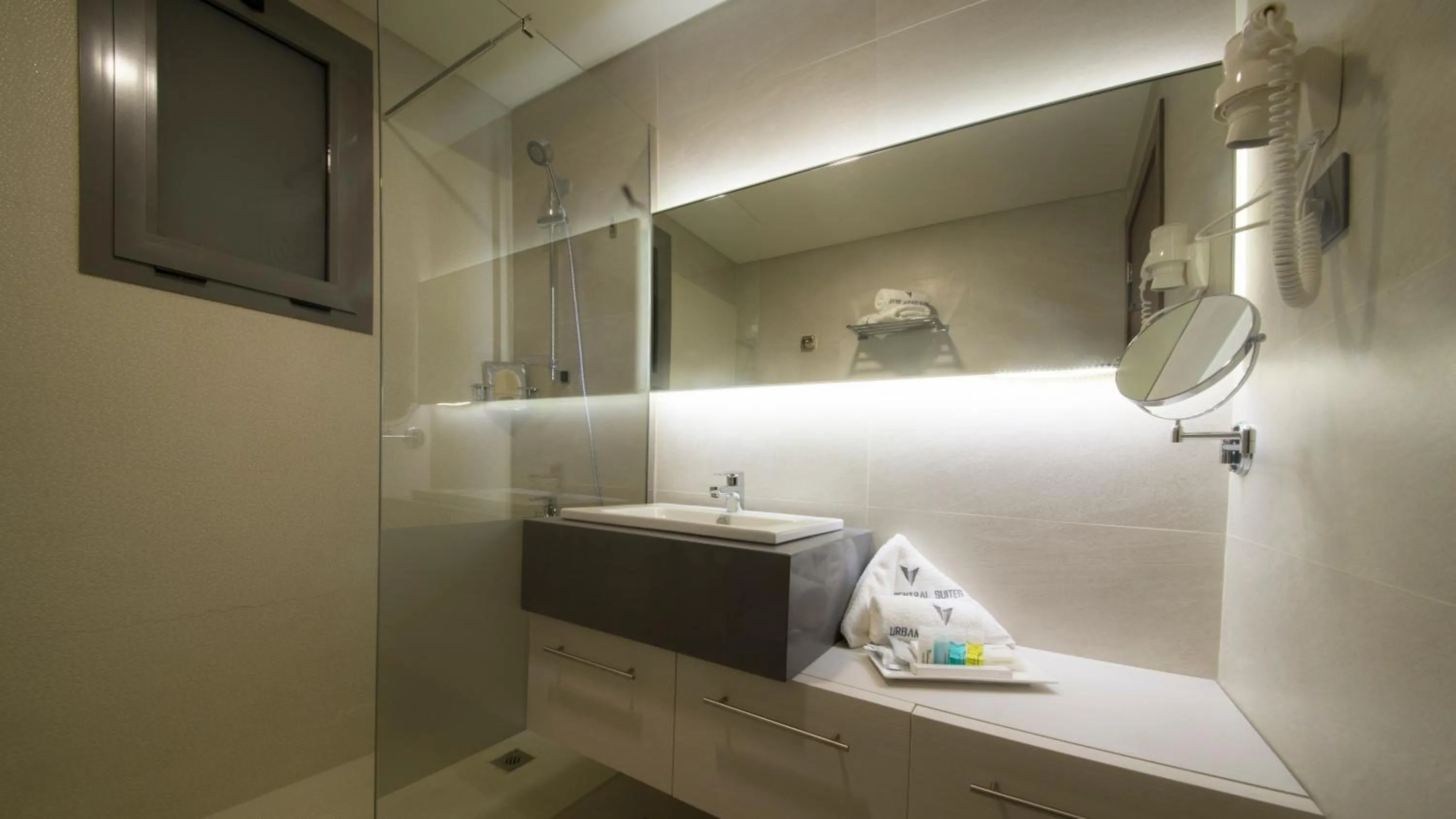 Hot Spring Bath in Urban Central Suites - Beirut