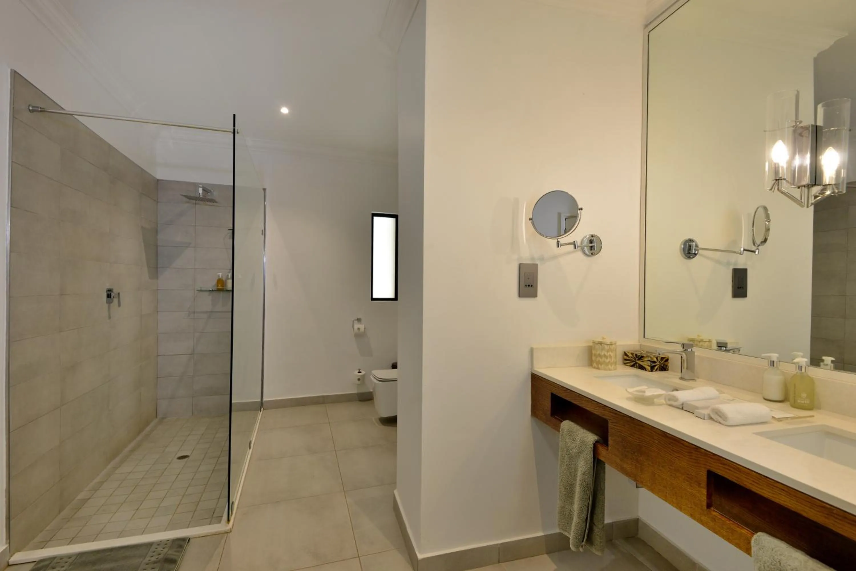 Shower in Cresta Mowana Safari Resort & Spa