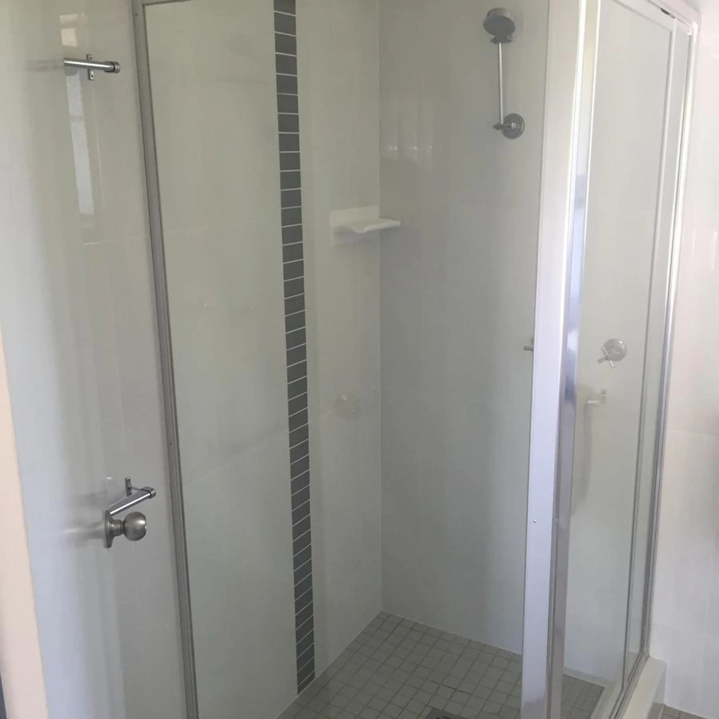 Shower in Macquarie Valley Motor Inn