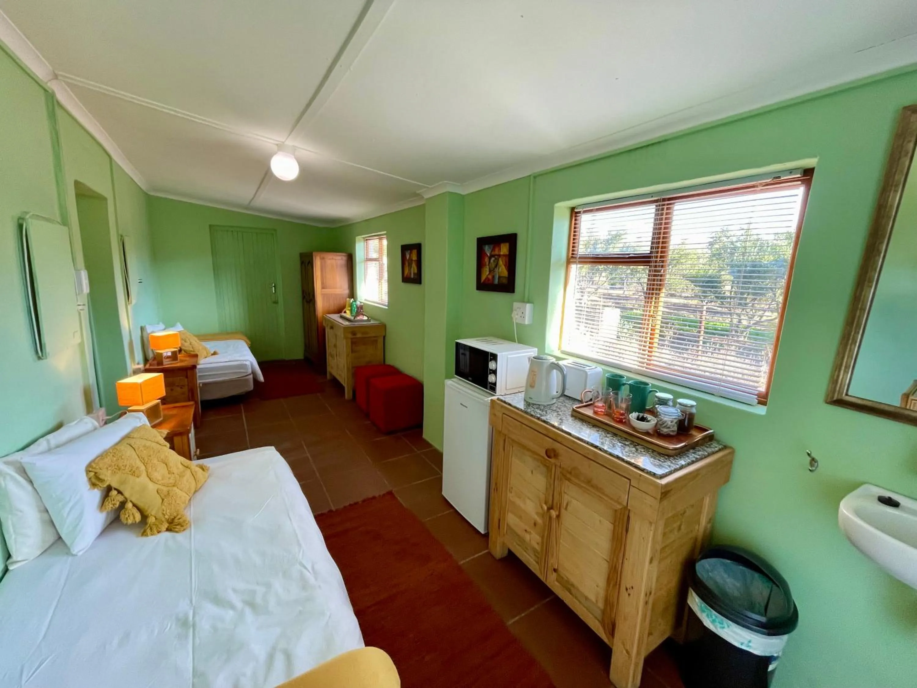 Photo of the whole room, Bed in Blue Cow Barn - Boutique Farm