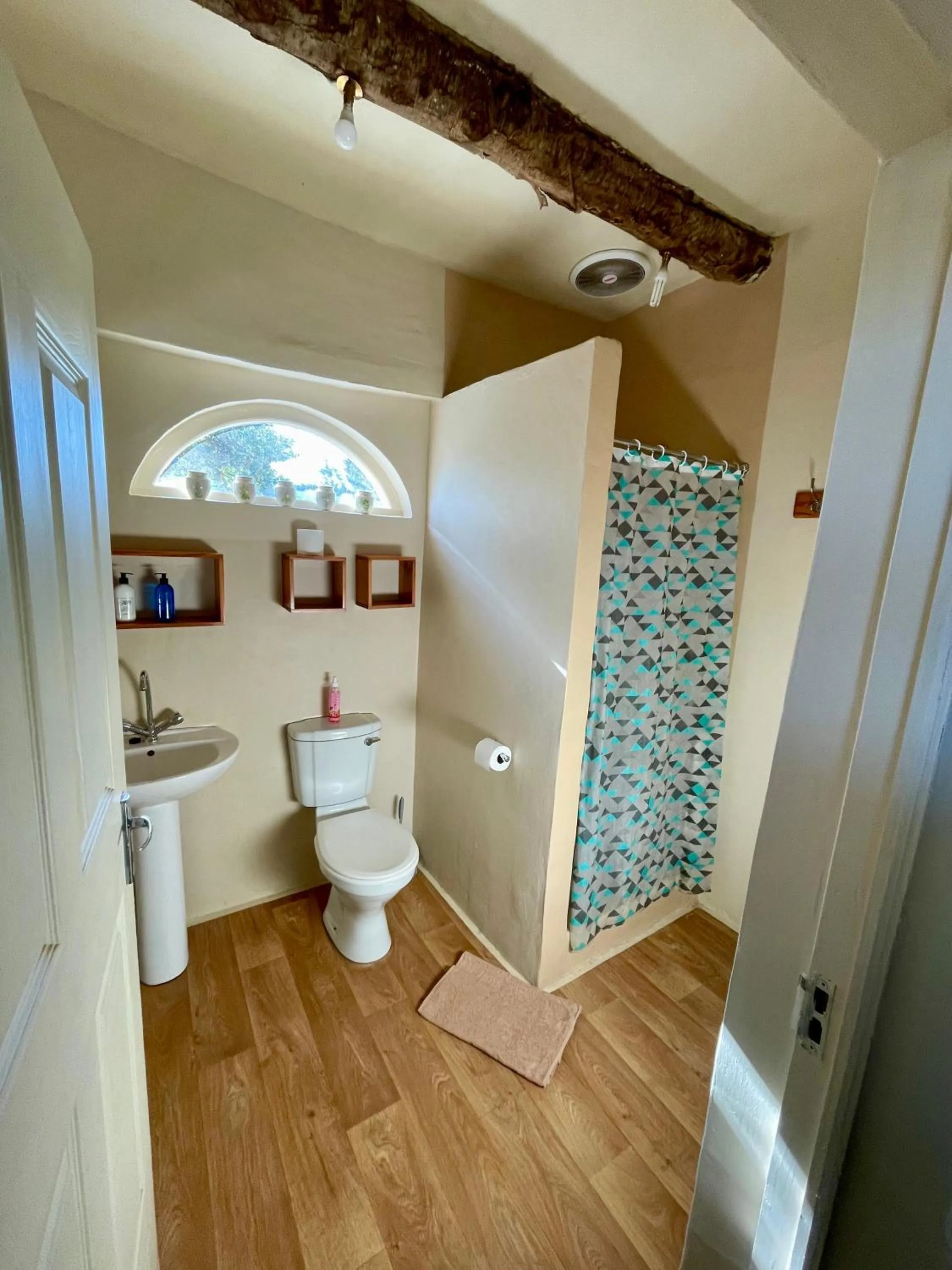 Bathroom in Blue Cow Barn - Boutique Farm