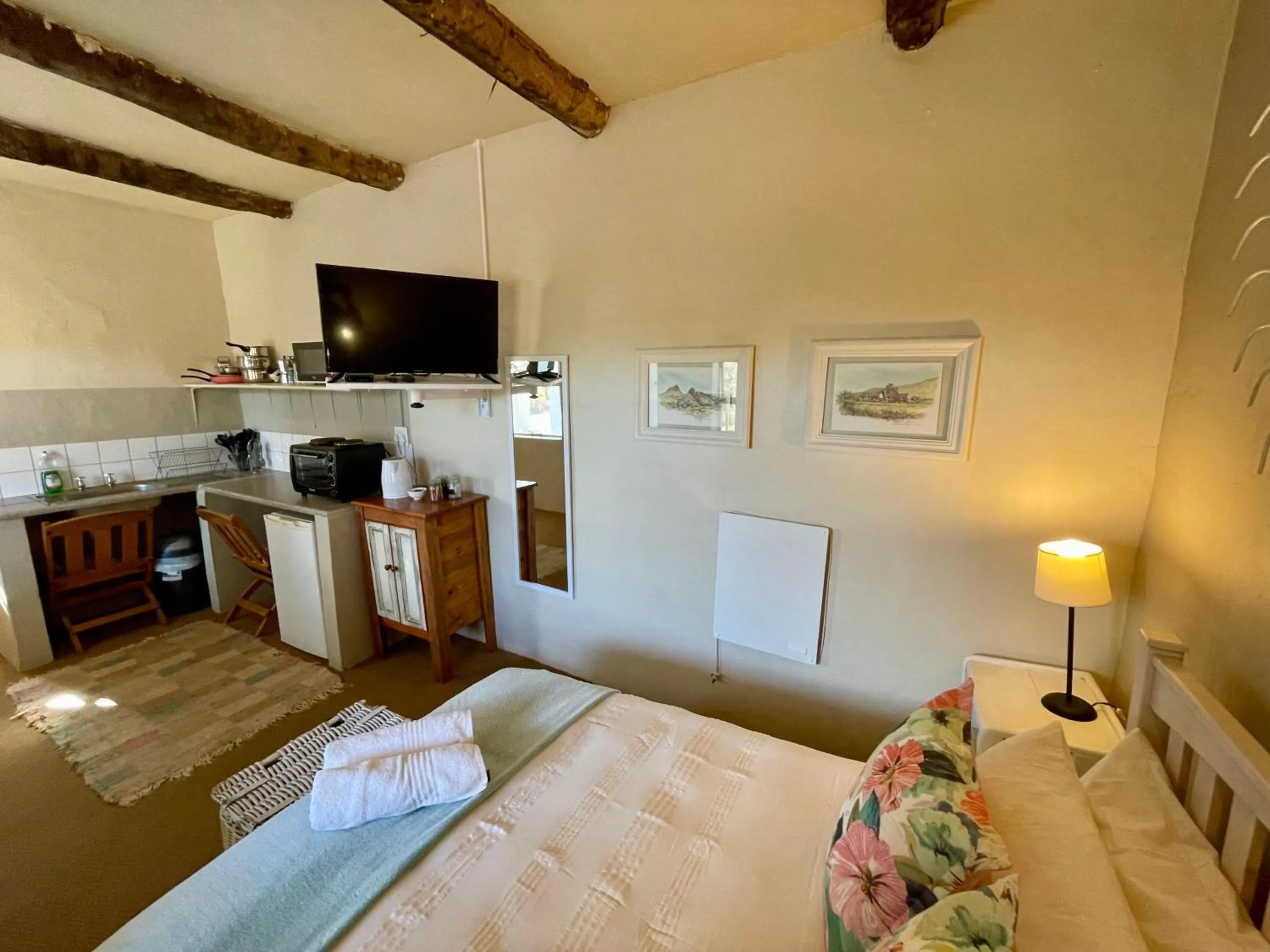 Communal lounge/ TV room, Bed in Blue Cow Barn - Boutique Farm