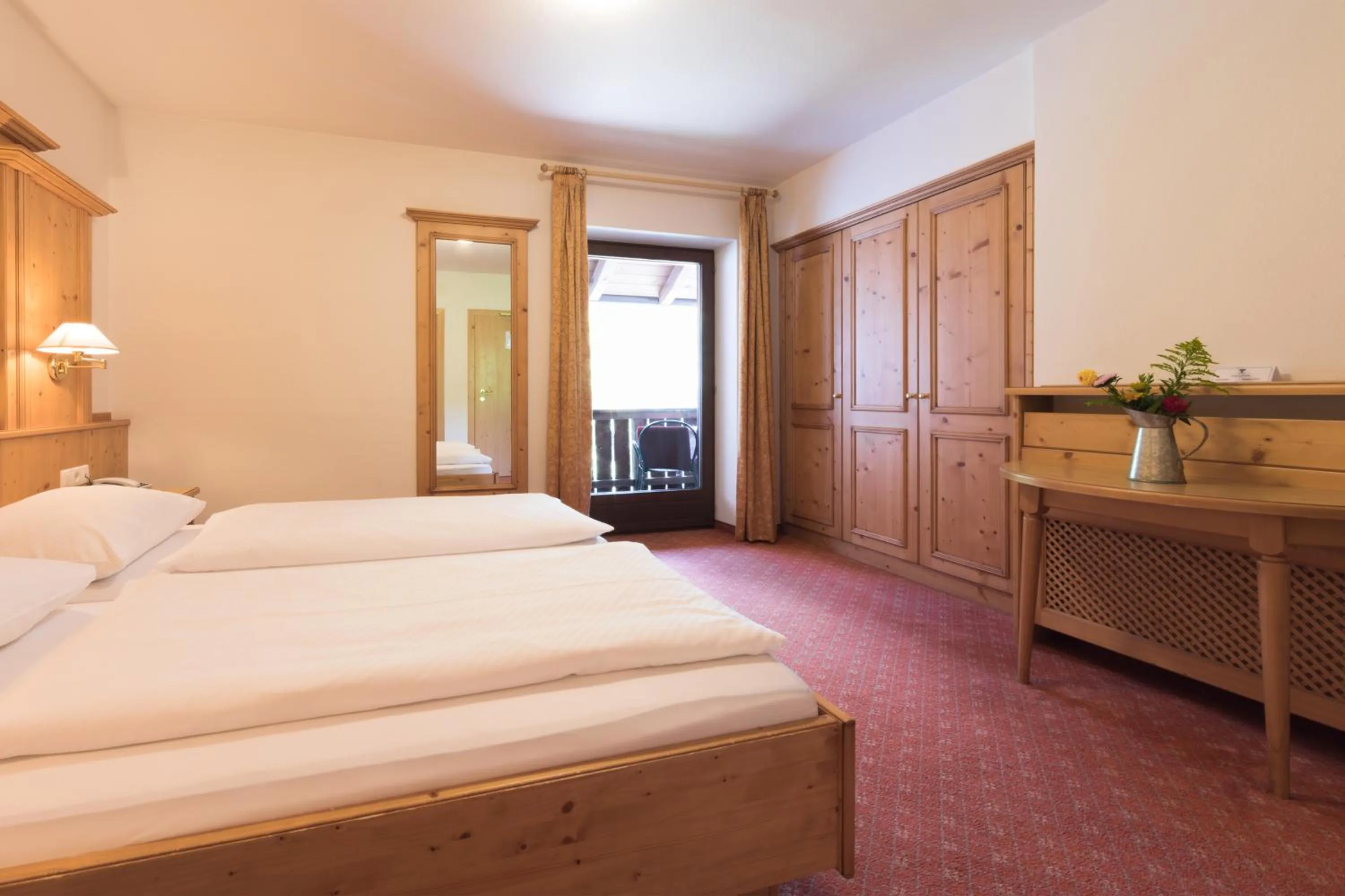 Property building, Bed in Berghotel zum Zirm