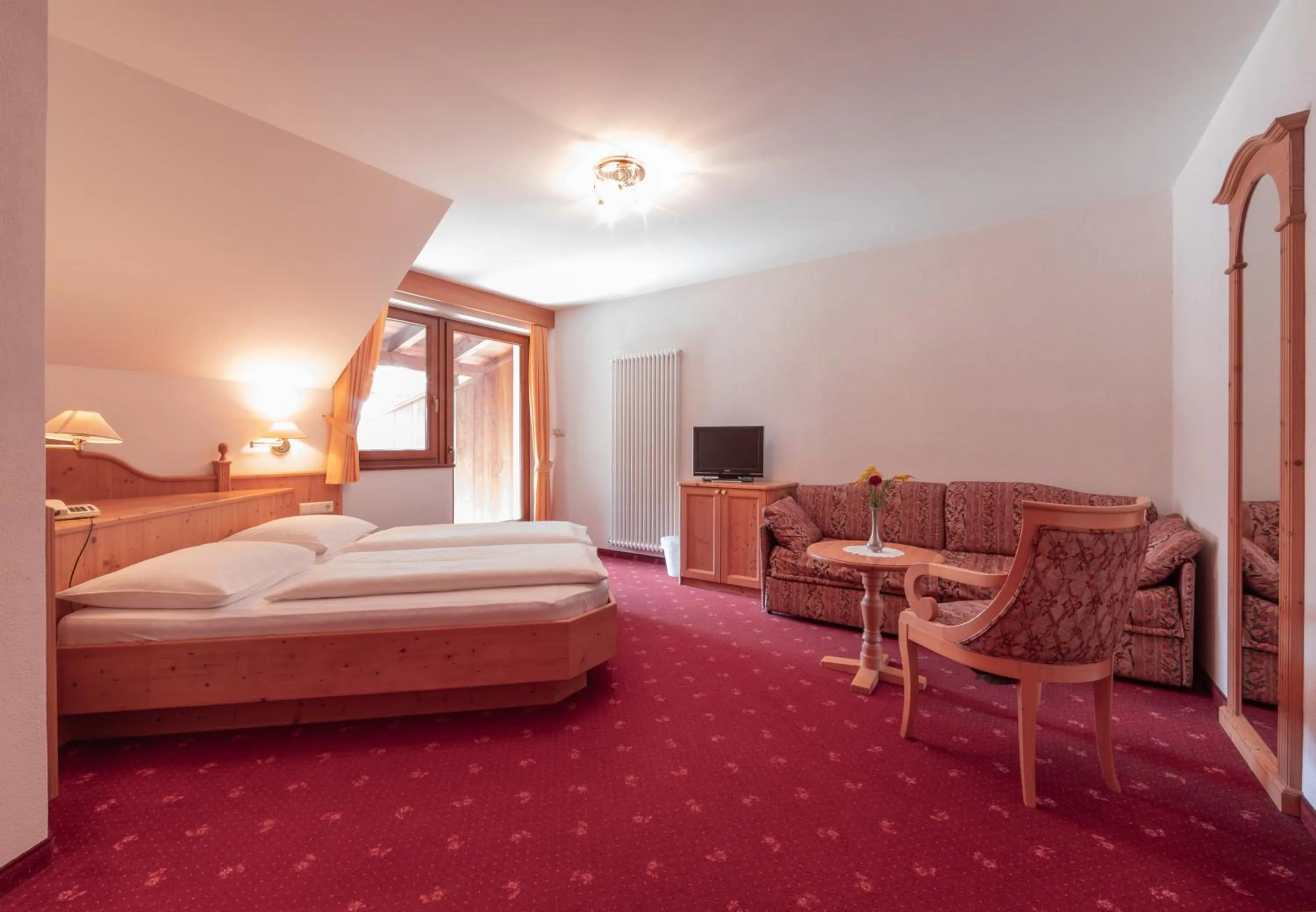 Photo of the whole room, Bed in Berghotel zum Zirm