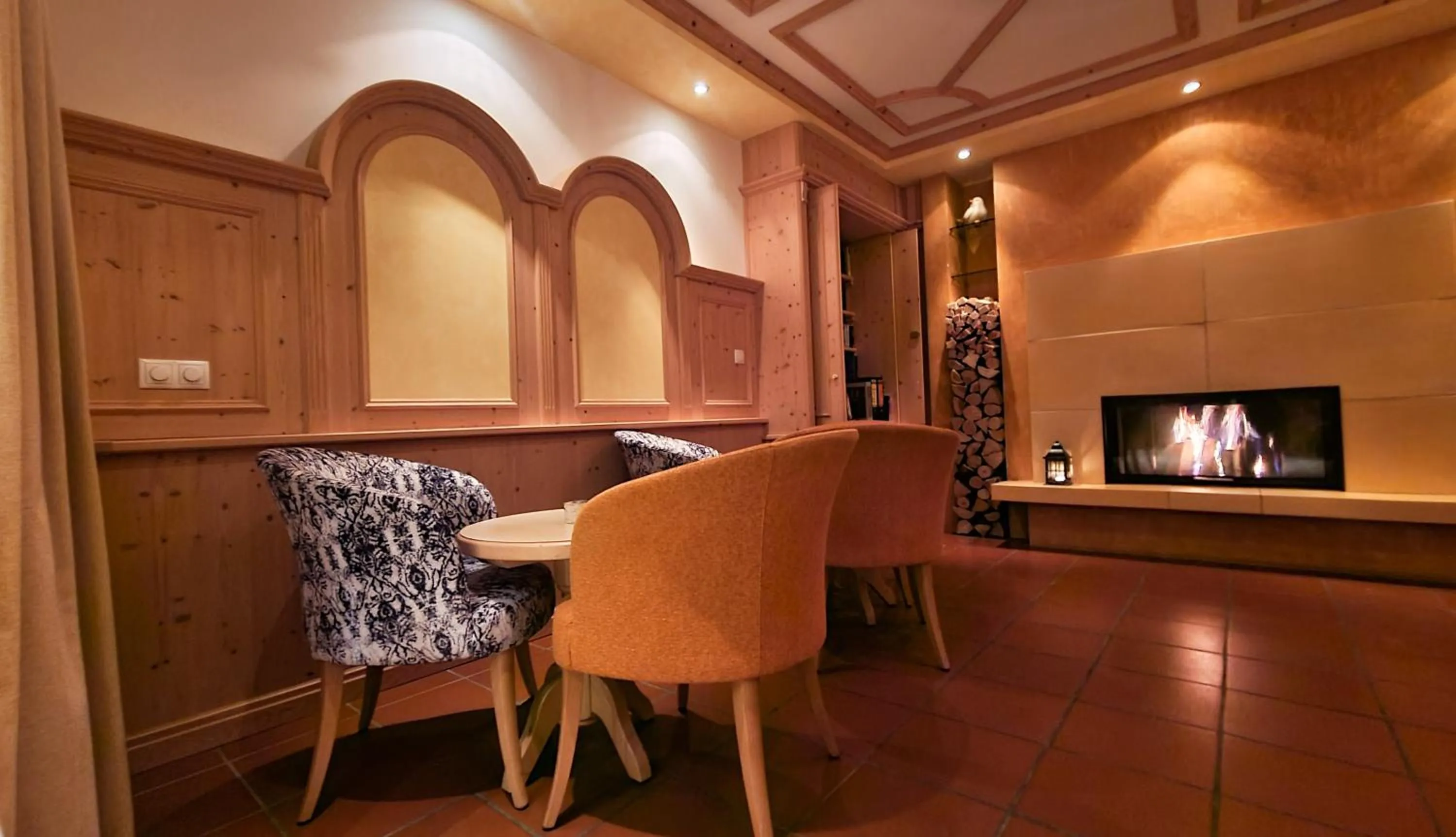 Communal lounge/ TV room in Berghotel zum Zirm