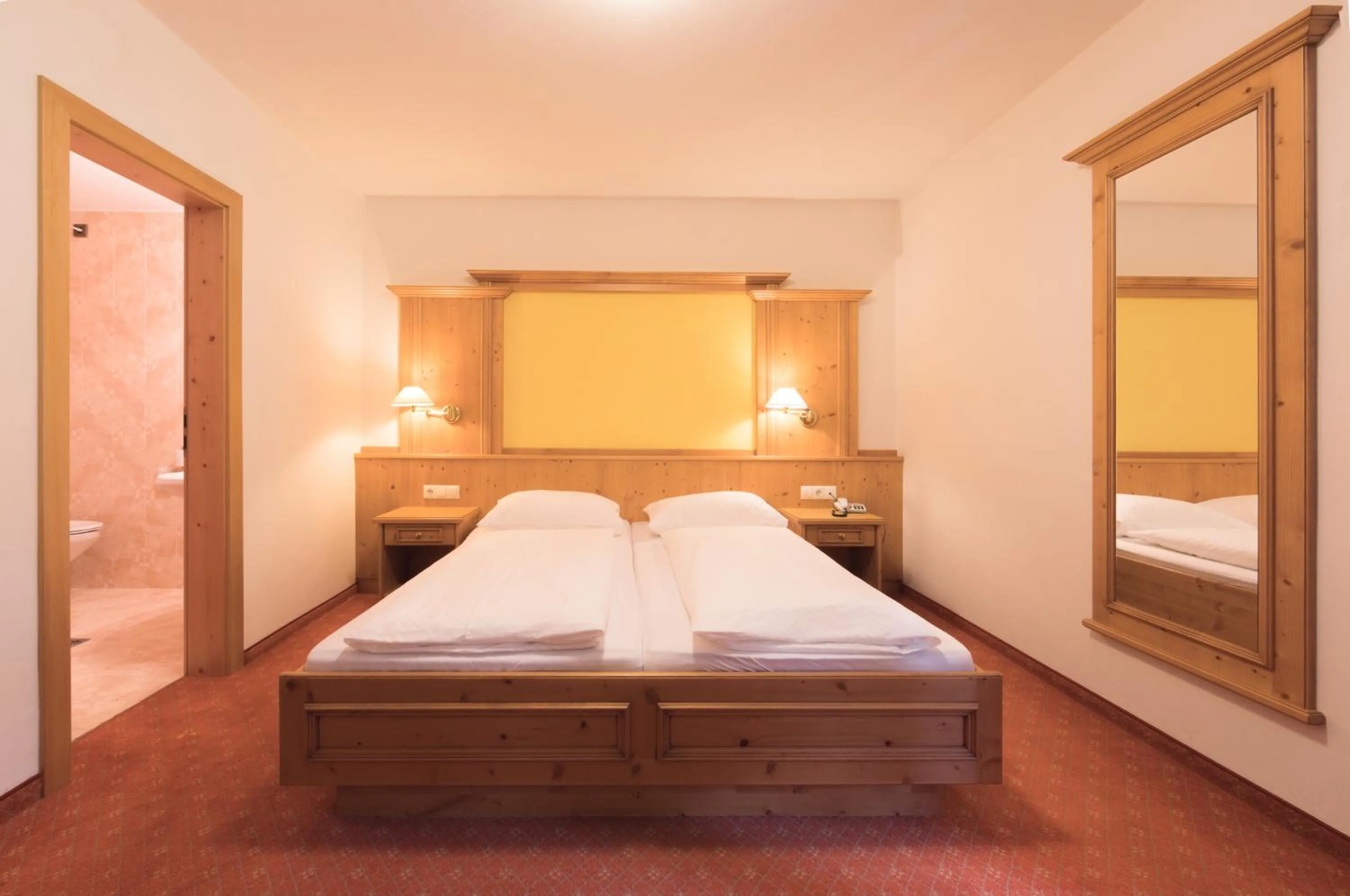 Photo of the whole room, Bed in Berghotel zum Zirm