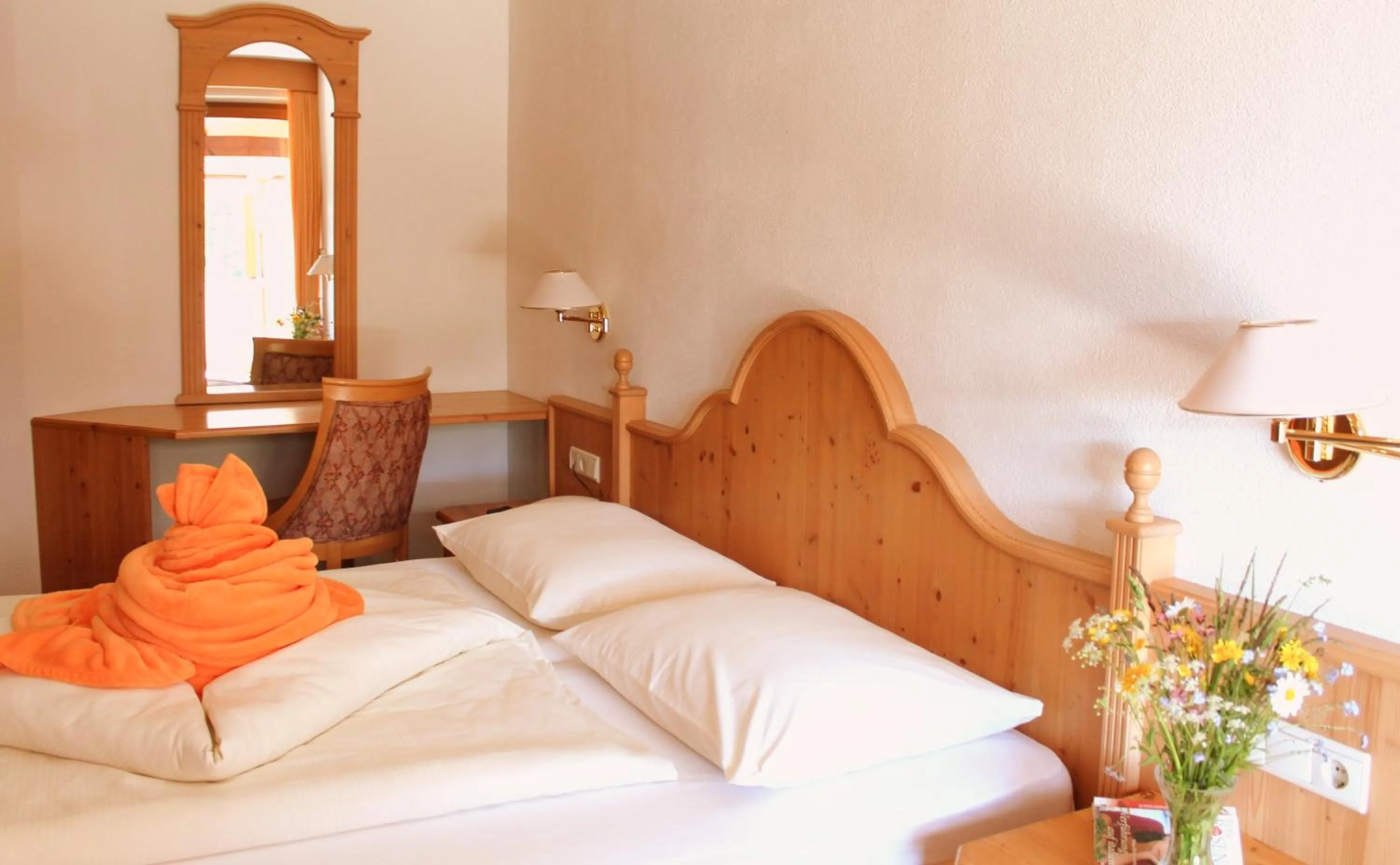 Photo of the whole room, Bed in Berghotel zum Zirm