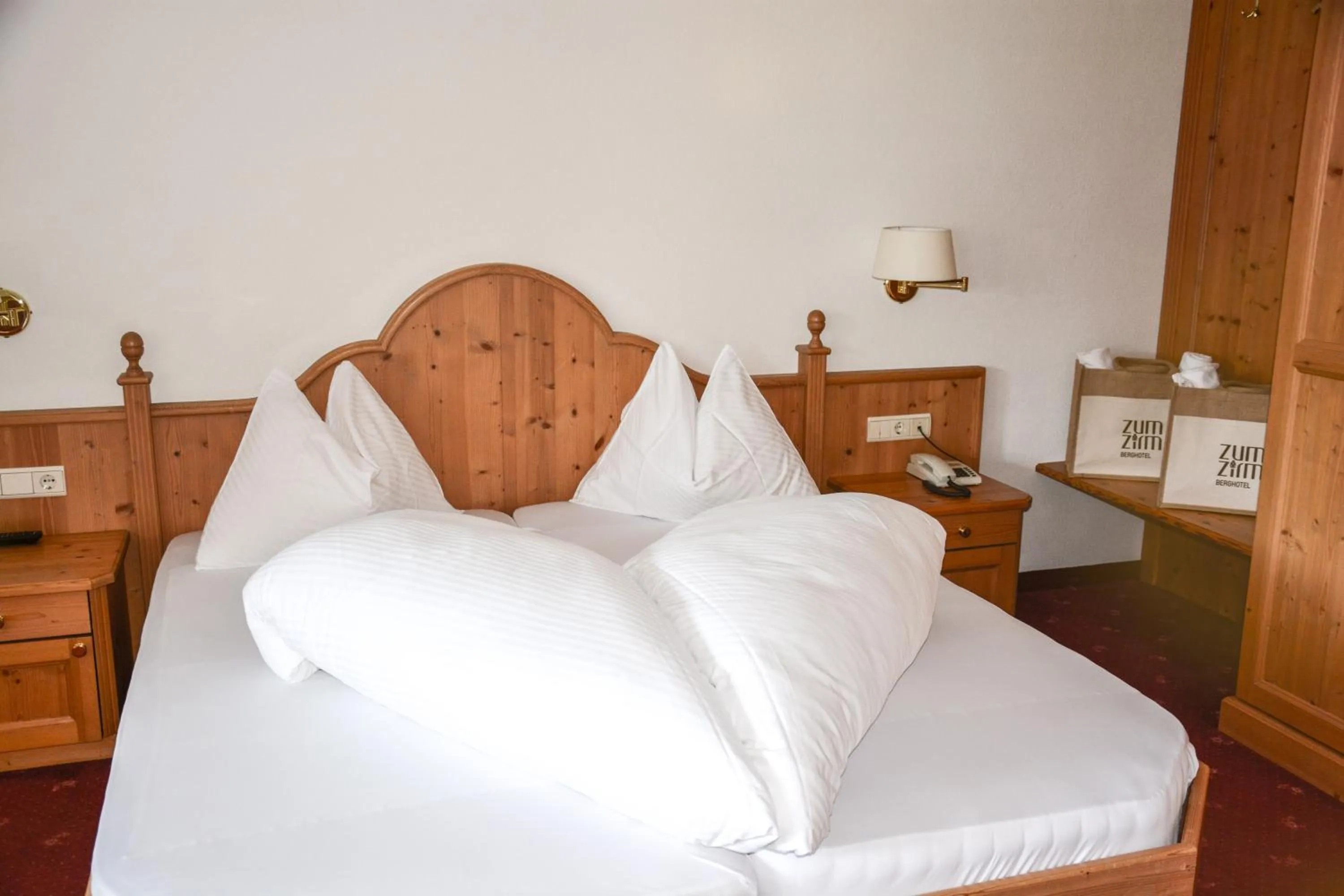 Staff, Bed in Berghotel zum Zirm