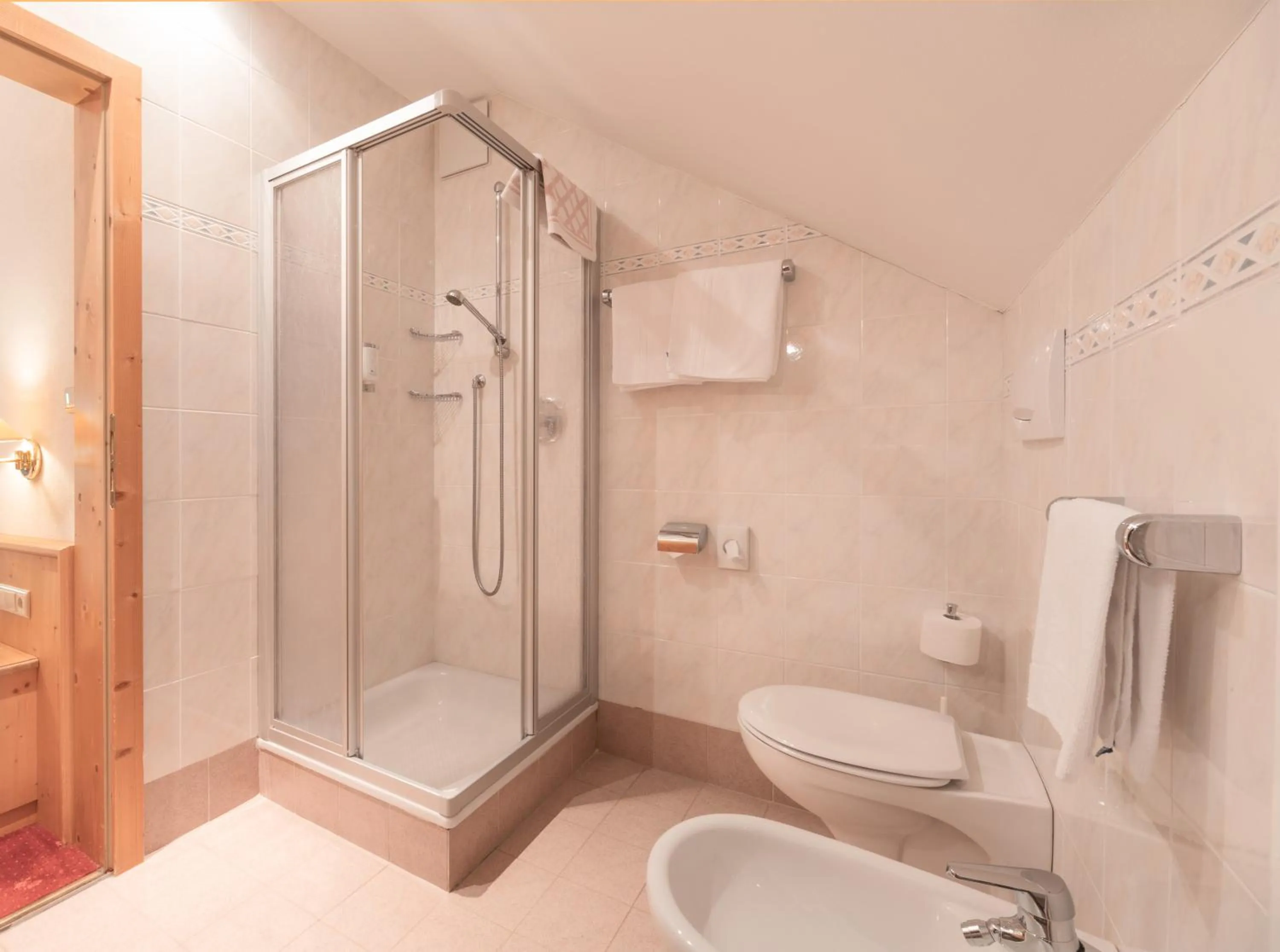 Shower in Berghotel zum Zirm