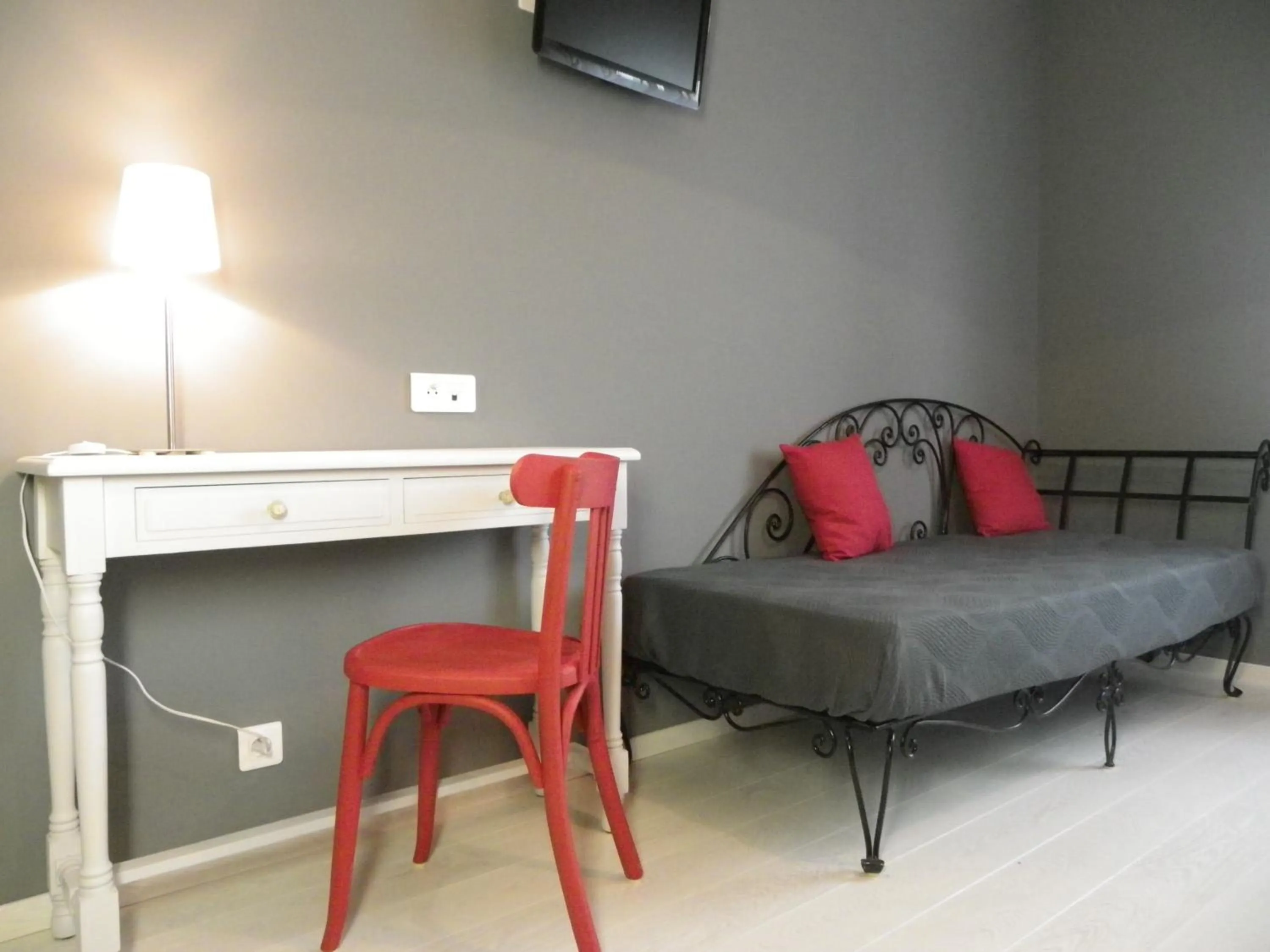 Bedroom, Bed in Le Logis De Saint-Martin