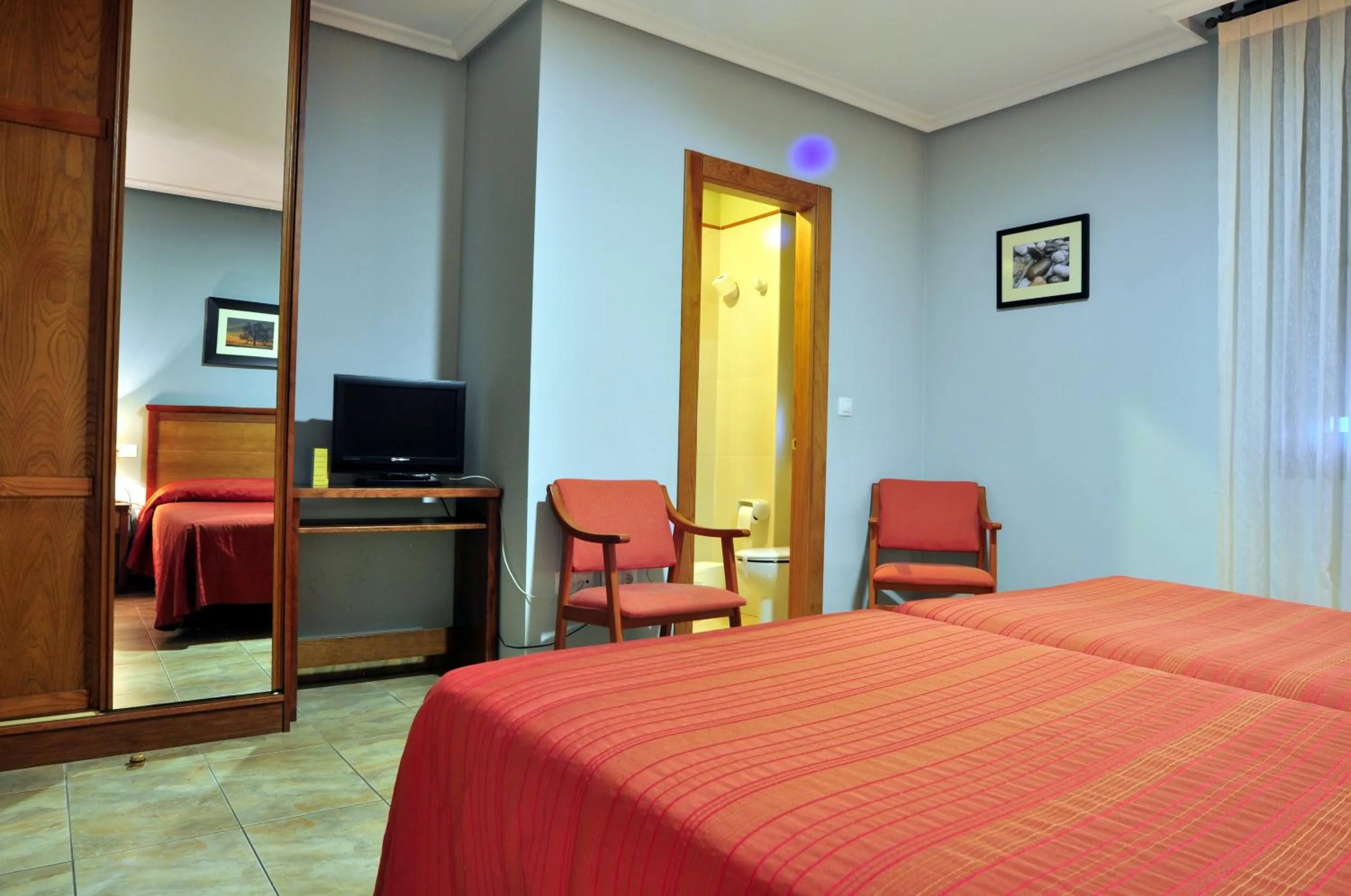 Seating area, Bed in Hostal Europa