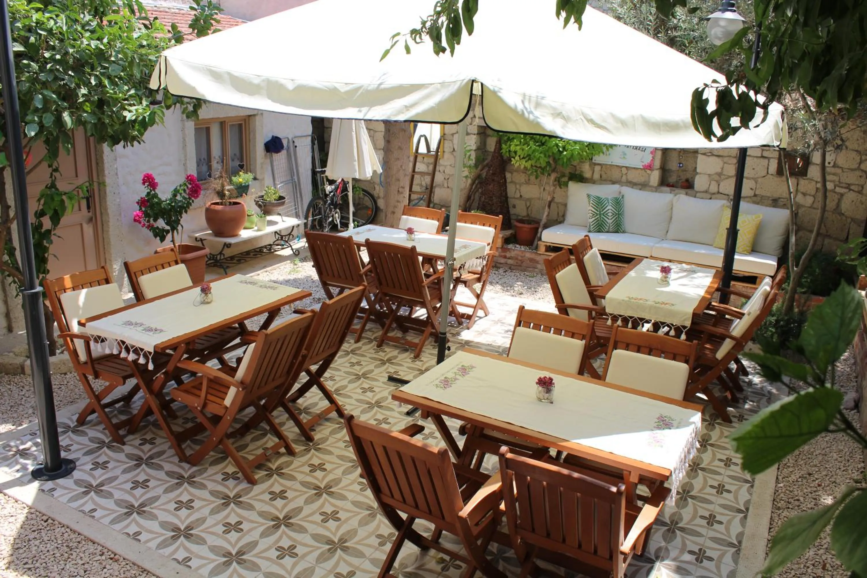 Garden in Lilyum Alaçatı - Taş Ev