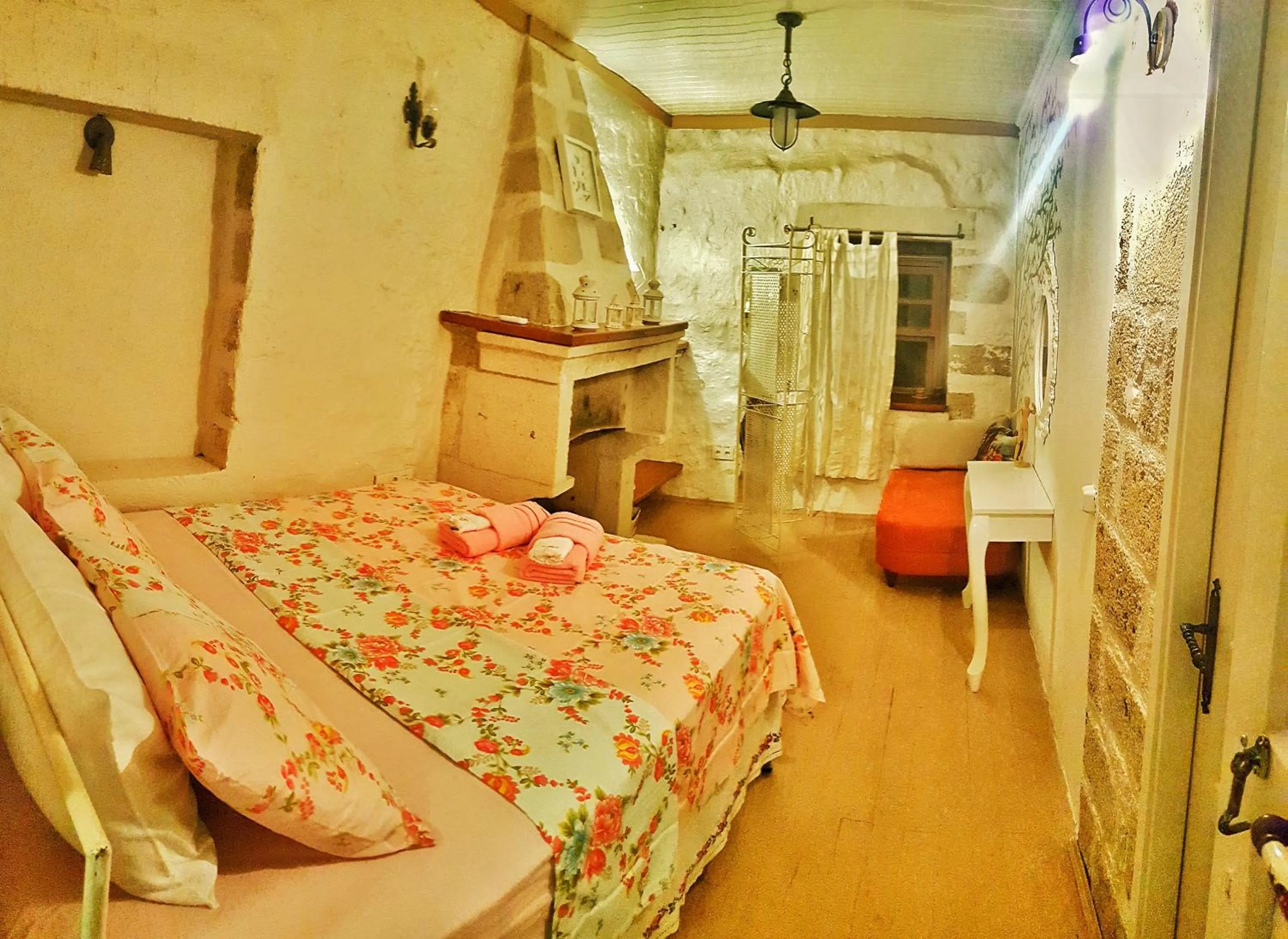 Bed in Lilyum Alaçatı - Taş Ev