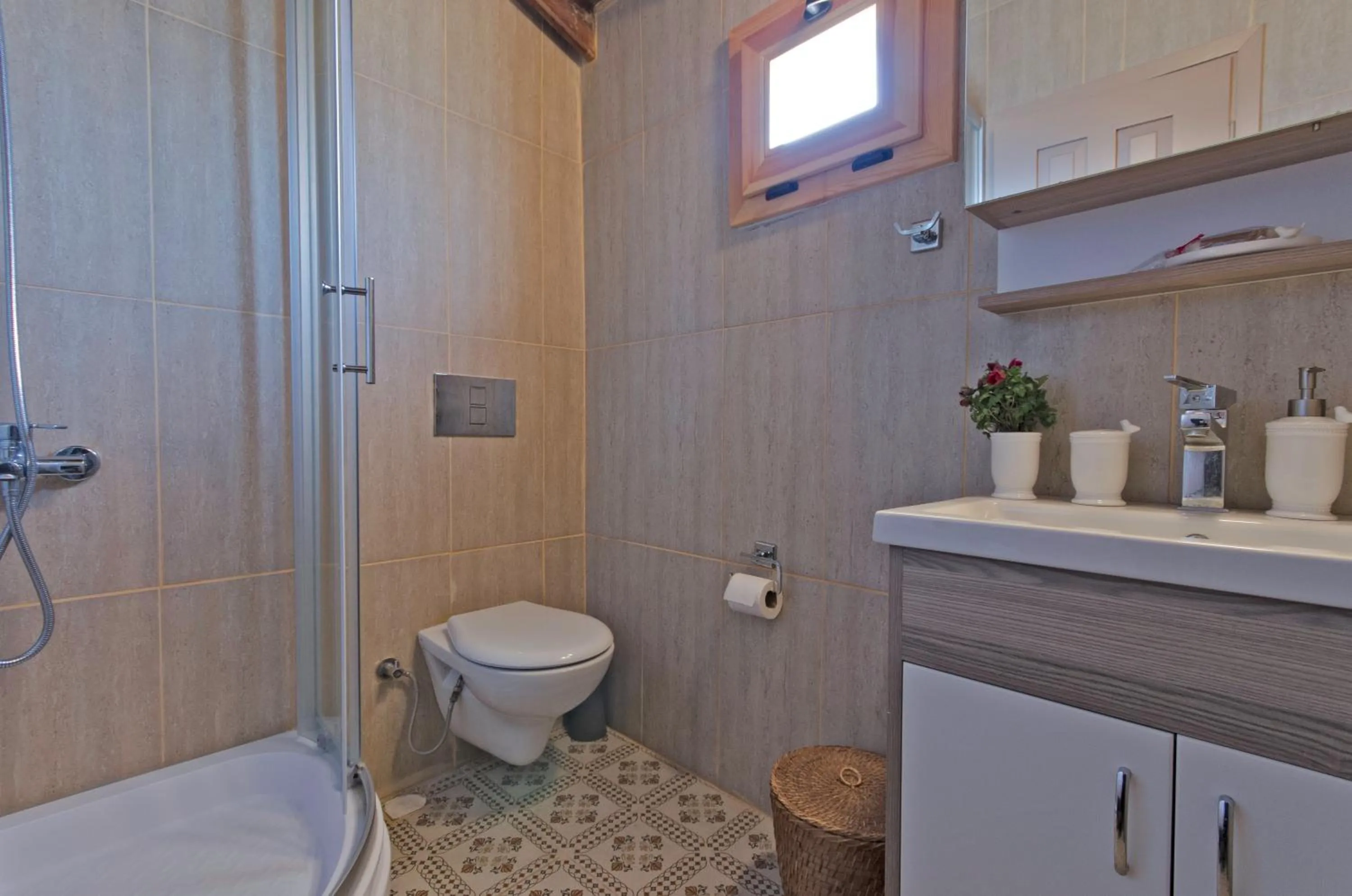 Shower in Lilyum Alaçatı - Taş Ev