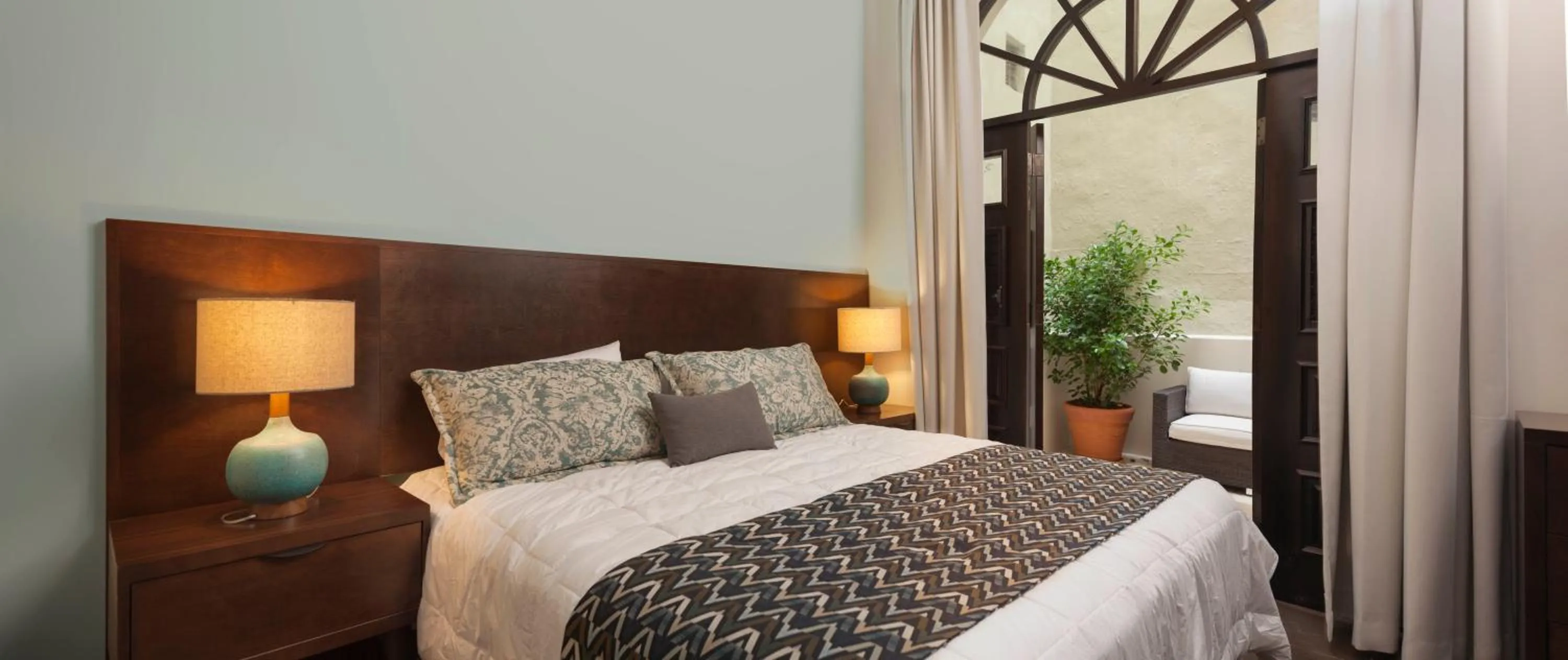 Patio, Bed in Decanter Hotel