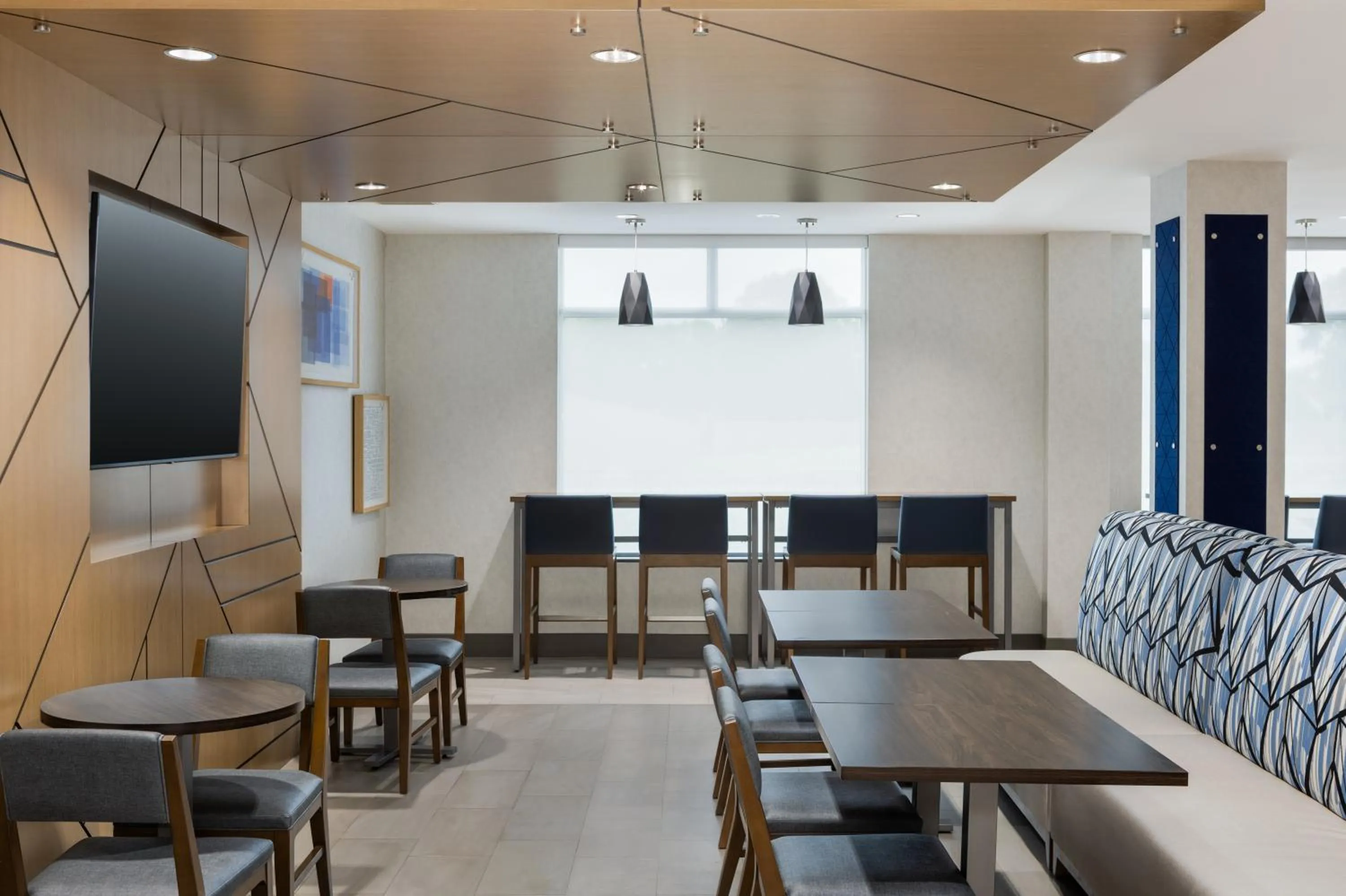 Holiday Inn Express & Suites Ottawa East-Orleans by IHG