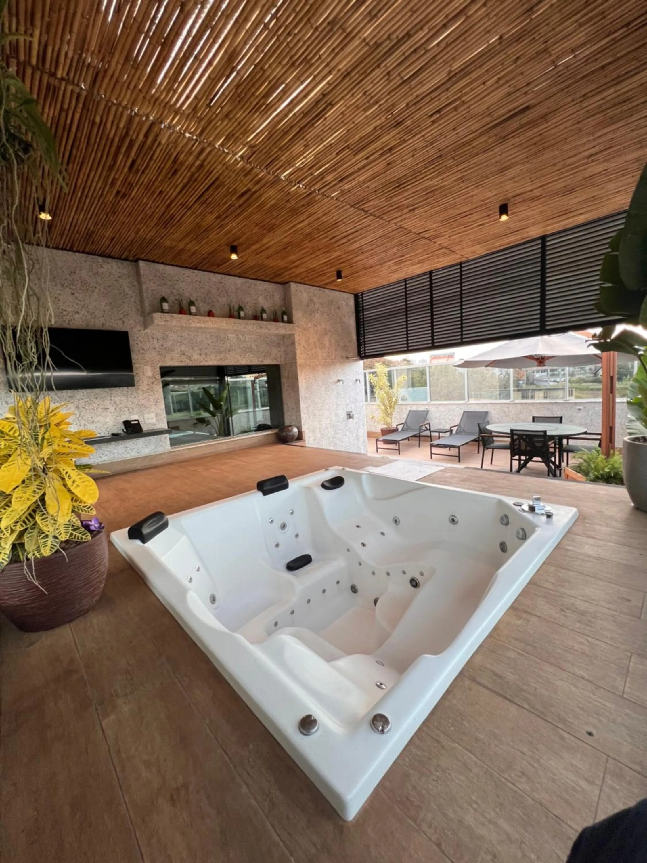 Bath in Intercity BH Expo