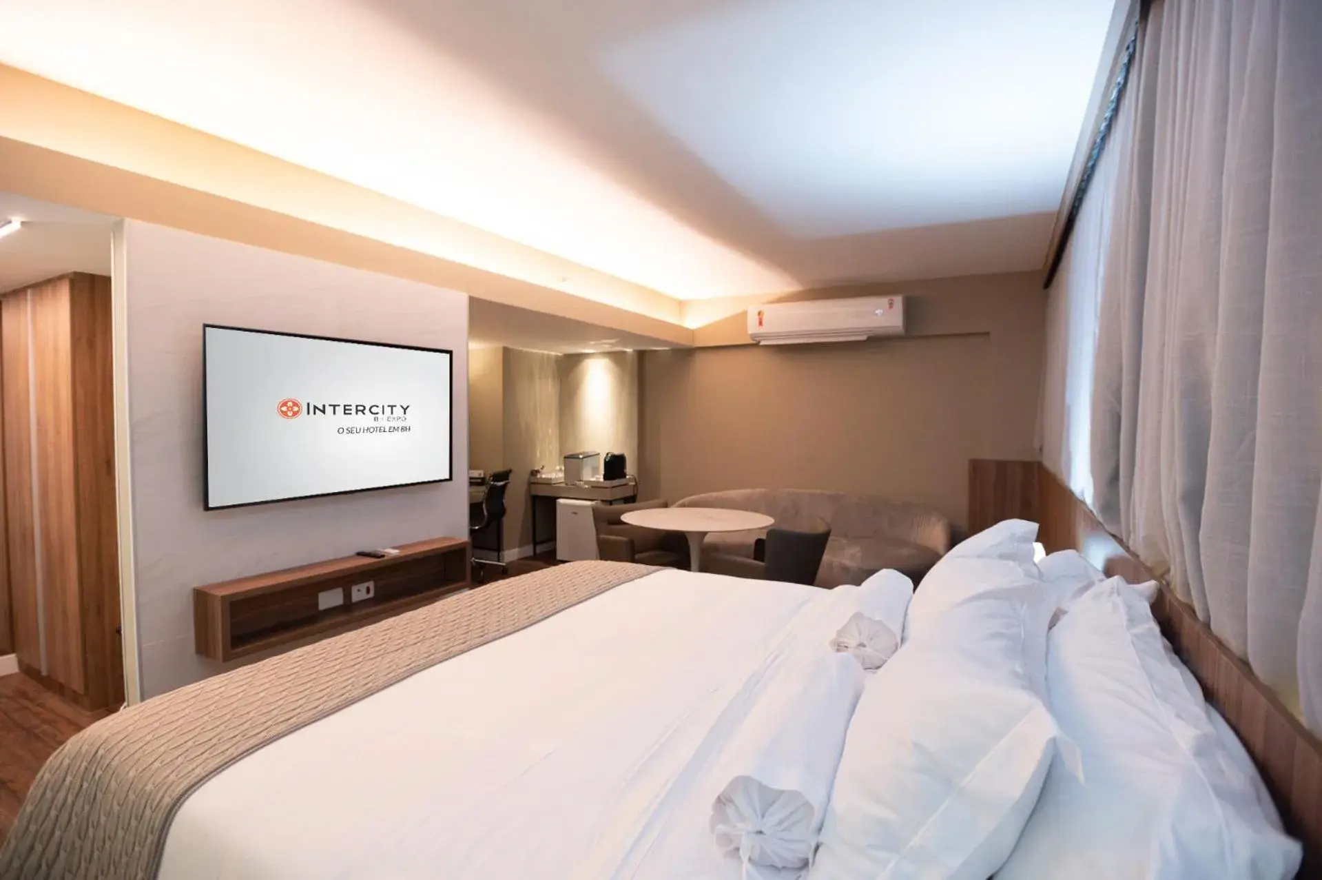 Double Premium Suite with King Bed in Intercity BH Expo Double Premium Suite with King Bed in Intercity BH Expo